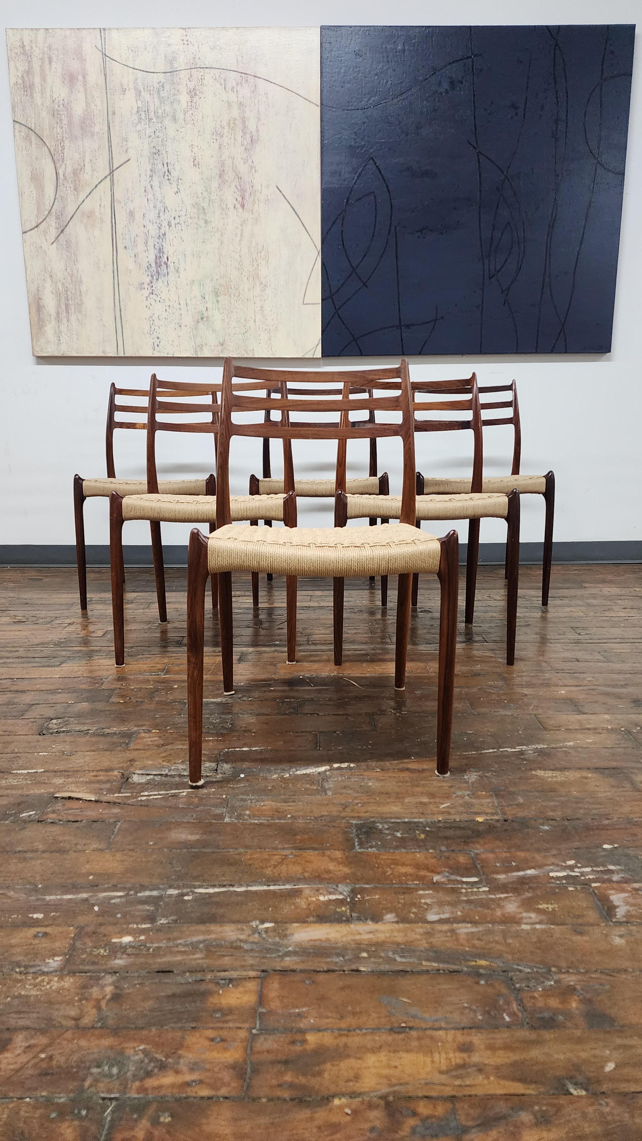 Bellissimo set di 6 sedie da pranzo di Niels Moller per J.L. Moller Mobelfabrik.  il set è in splendide condizioni vintage con sedili nuovi in Corde Danesi.