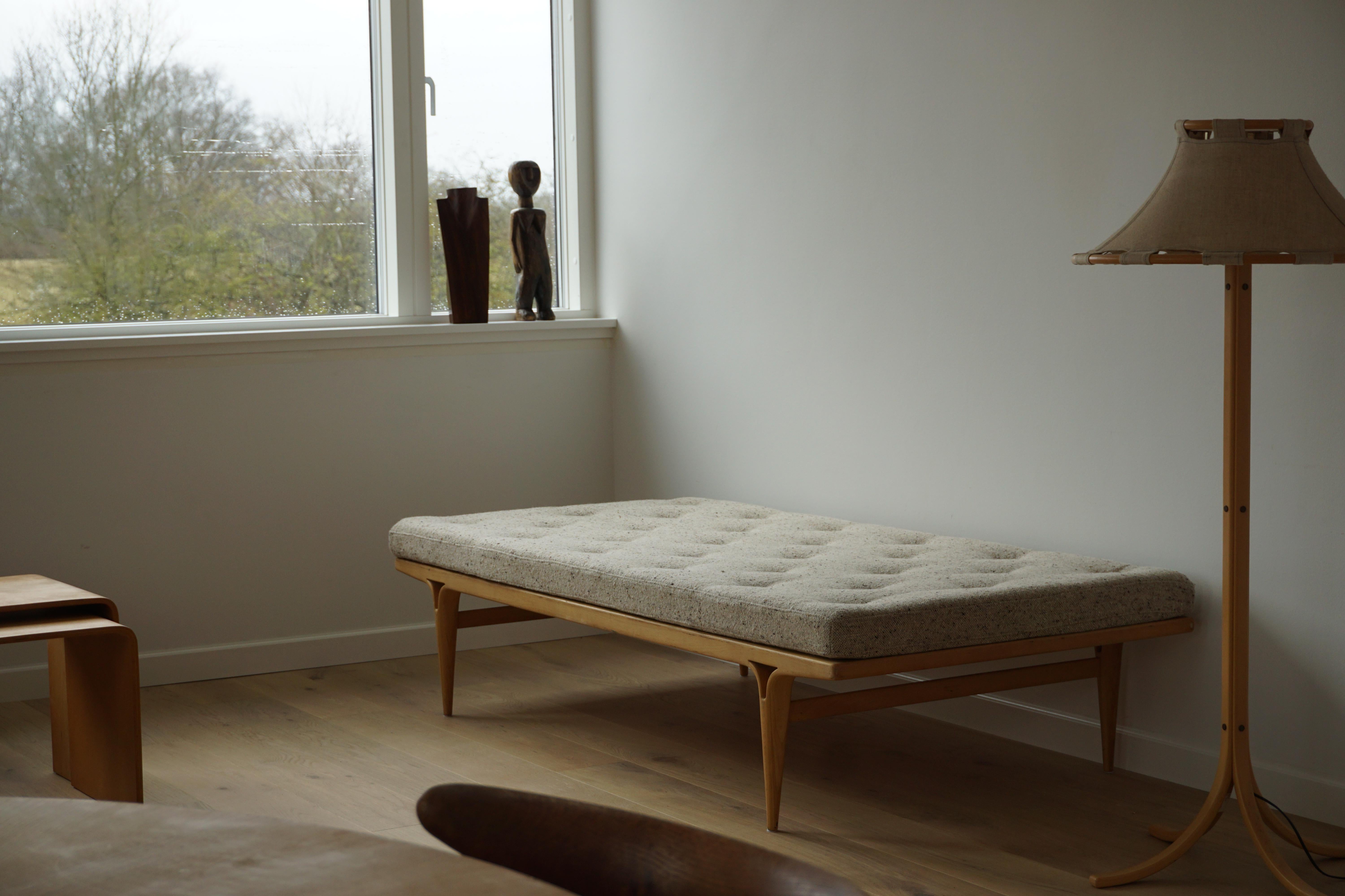 Rare daybed designed by Bruno Mathsson for by Karl Mathsson in Värnamo, Sweden. Model Berlin
Made in beech and original wool fabric with leather buttons.
Good vintage condition.