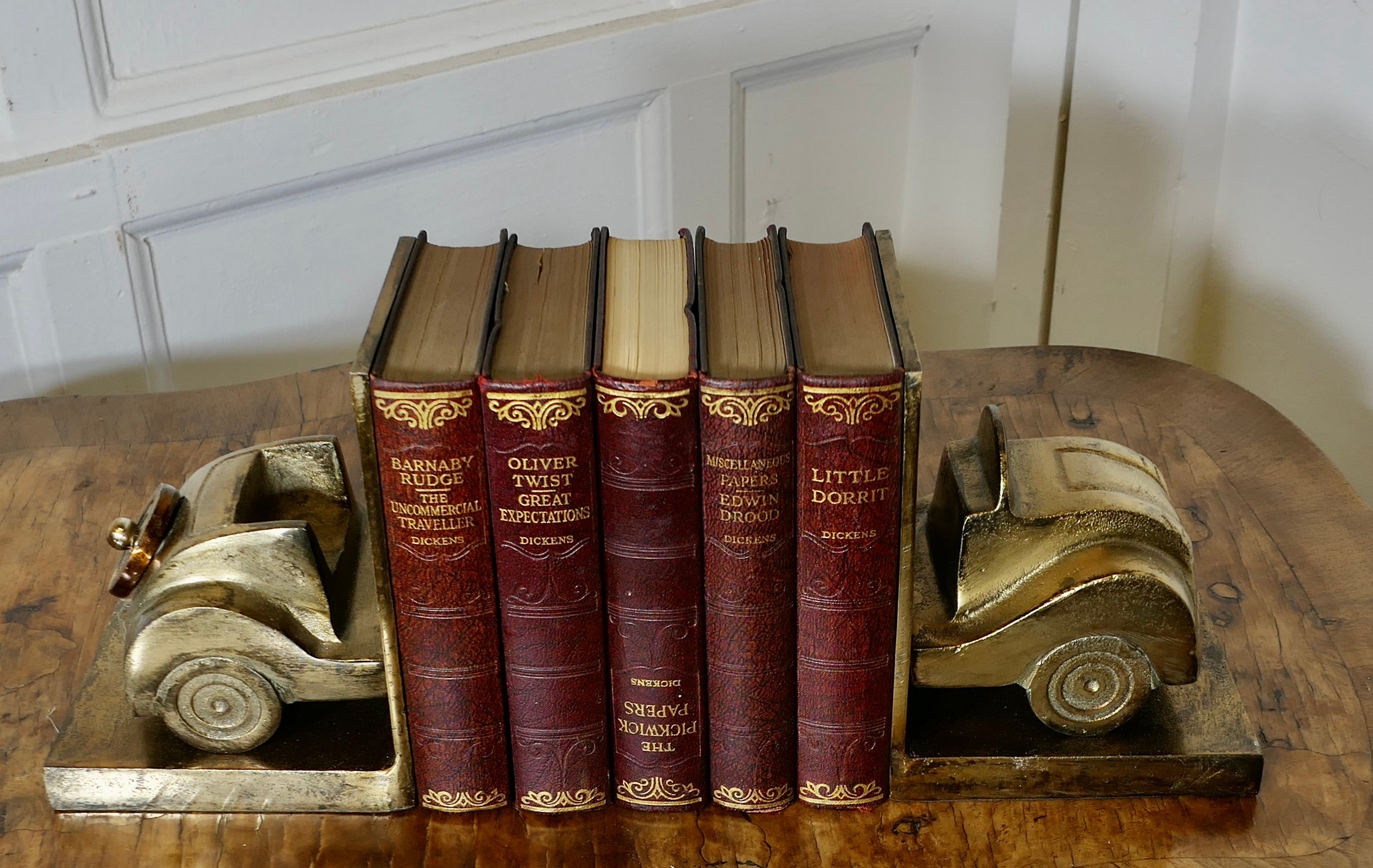 Modello di auto d'epoca una coppia di fermalibri in ottone  

Un set molto attraente, le estremità sono pesanti e in ottone, ben bilanciate per tenere i libri in modo sicuro, il regalo di Natale ideale per un appassionato di auto d'epoca. 

I