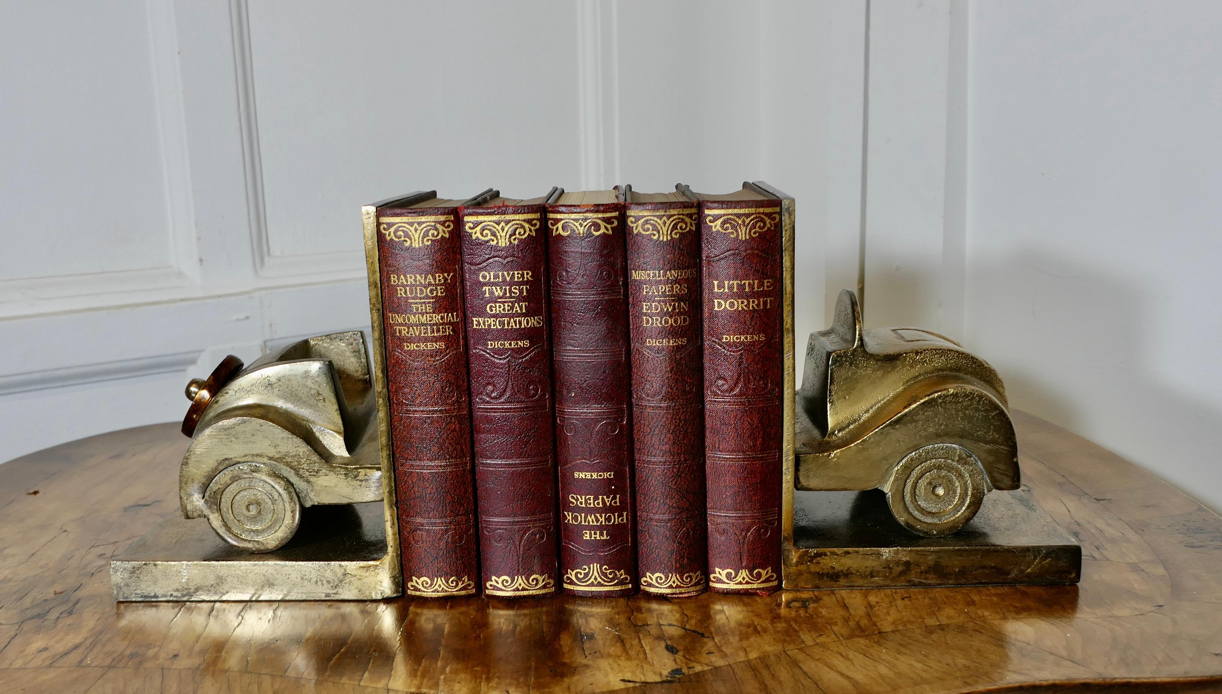 Art Déco Modello di auto d'epoca una coppia di fermalibri in ottone    Un set molto attraente in vendita