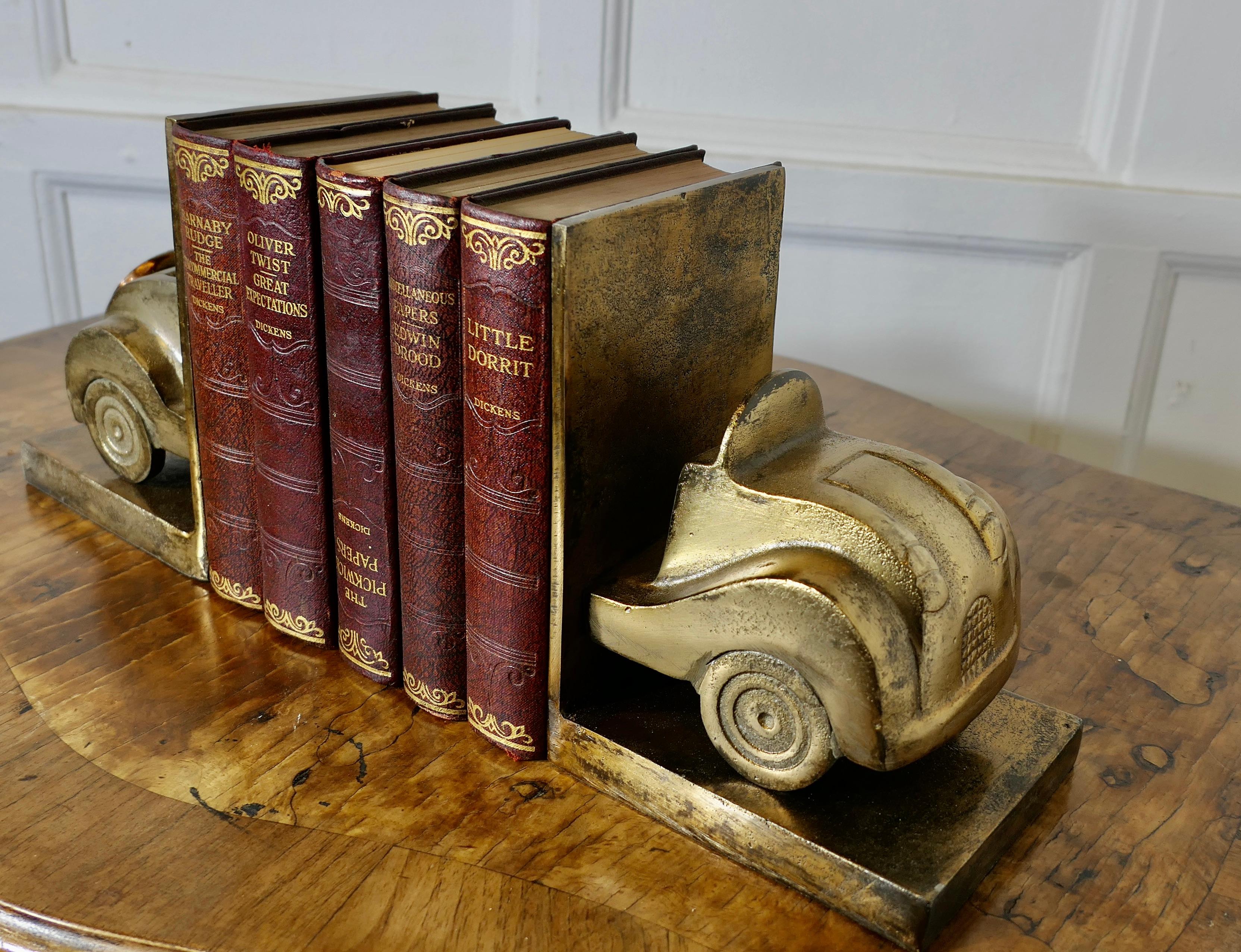 Metà XX secolo Modello di auto d'epoca una coppia di fermalibri in ottone    Un set molto attraente in vendita