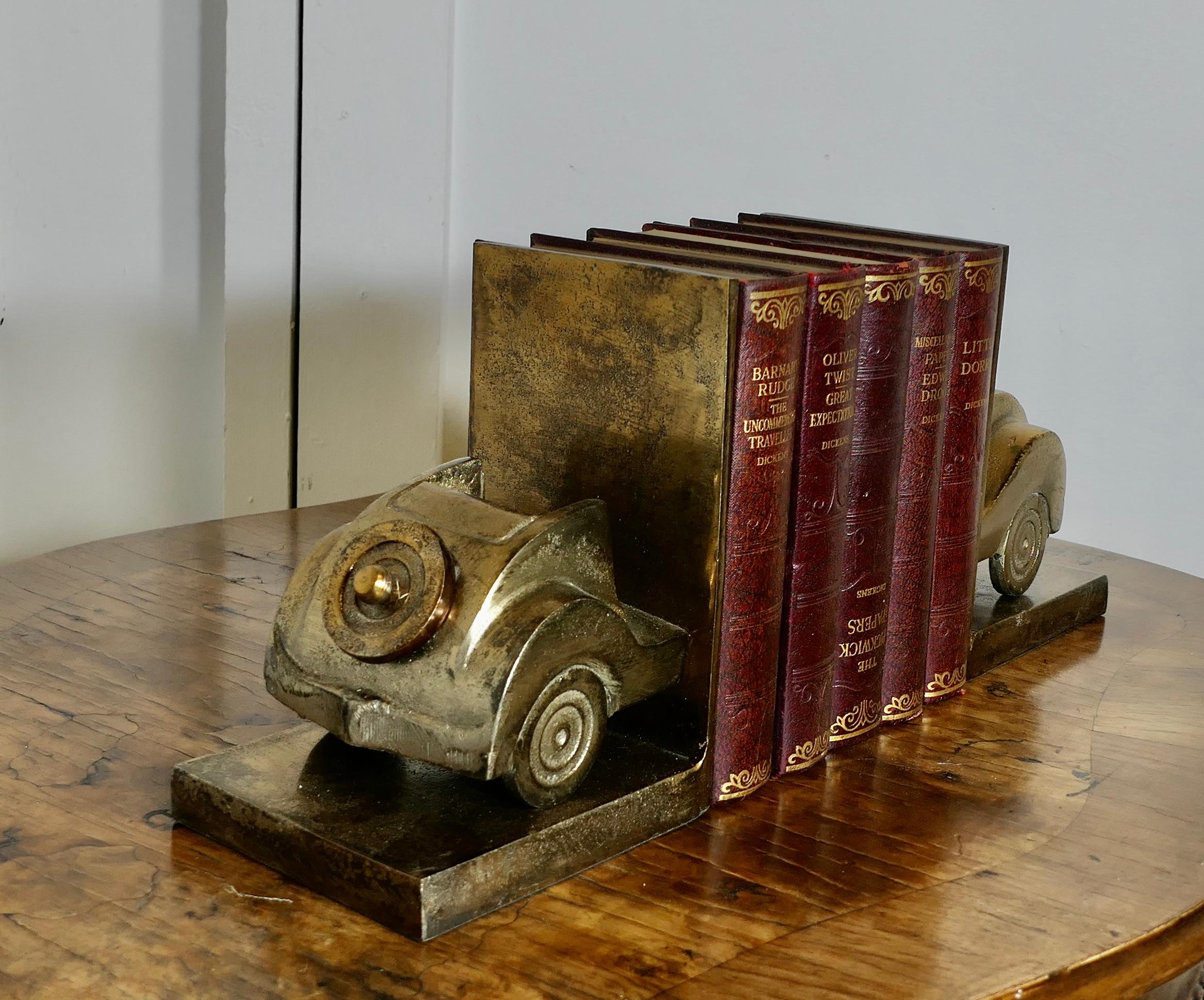 Ottone Modello di auto d'epoca una coppia di fermalibri in ottone    Un set molto attraente in vendita