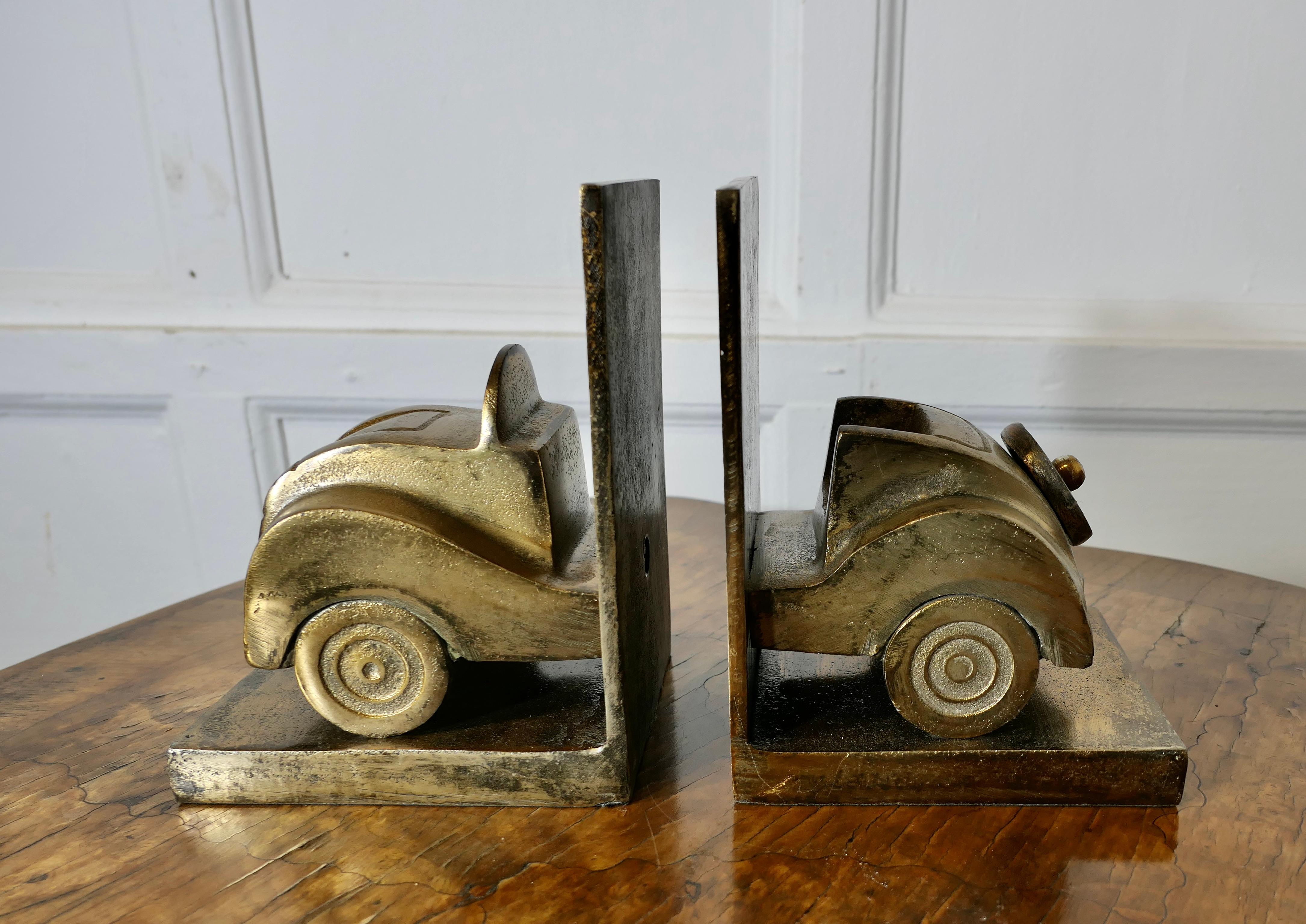 Modello di auto d'epoca una coppia di fermalibri in ottone    Un set molto attraente in vendita 1