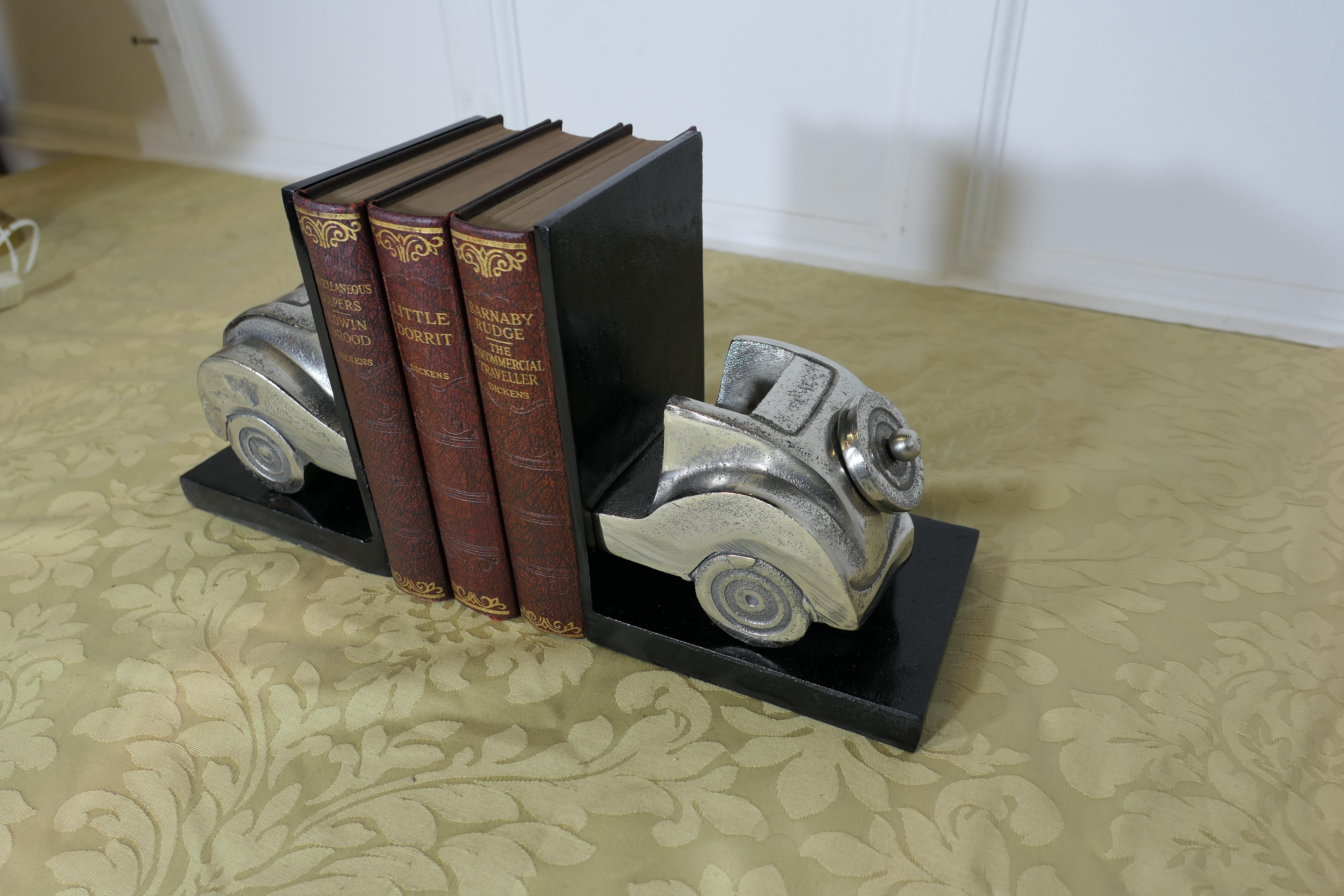 Fermalibri per modellini di auto d'epoca  

Un set molto attraente, le estremità sono pesanti e realizzate in metallo, ben bilanciate per tenere i libri in modo sicuro, il pezzo da scrivania ideale per un appassionato di auto d'epoca 

I fermalibri