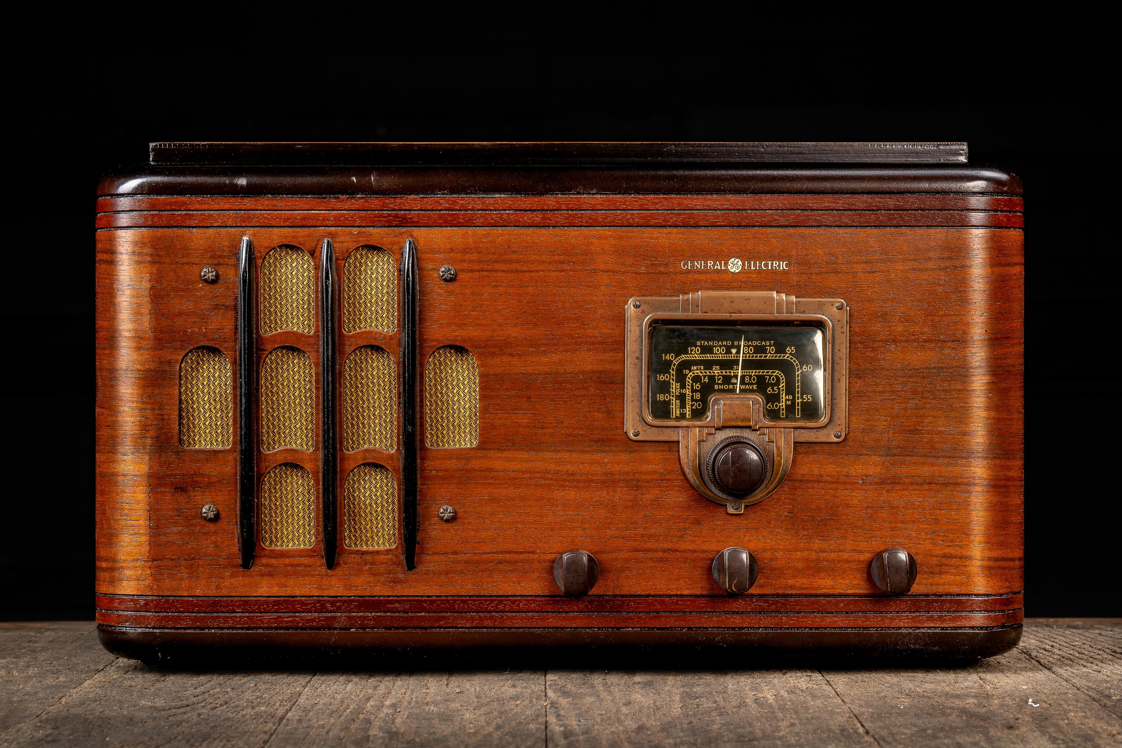 c. 1930s ; Canadian General Electric Co. Ltd. - Toronto, ON

Radio de table simple et traditionnelle avec des embellissements Art déco.

• Type de modèle : Récepteur de diffusion de table
• Circuit principal : Superhétérodyne avec une fréquence