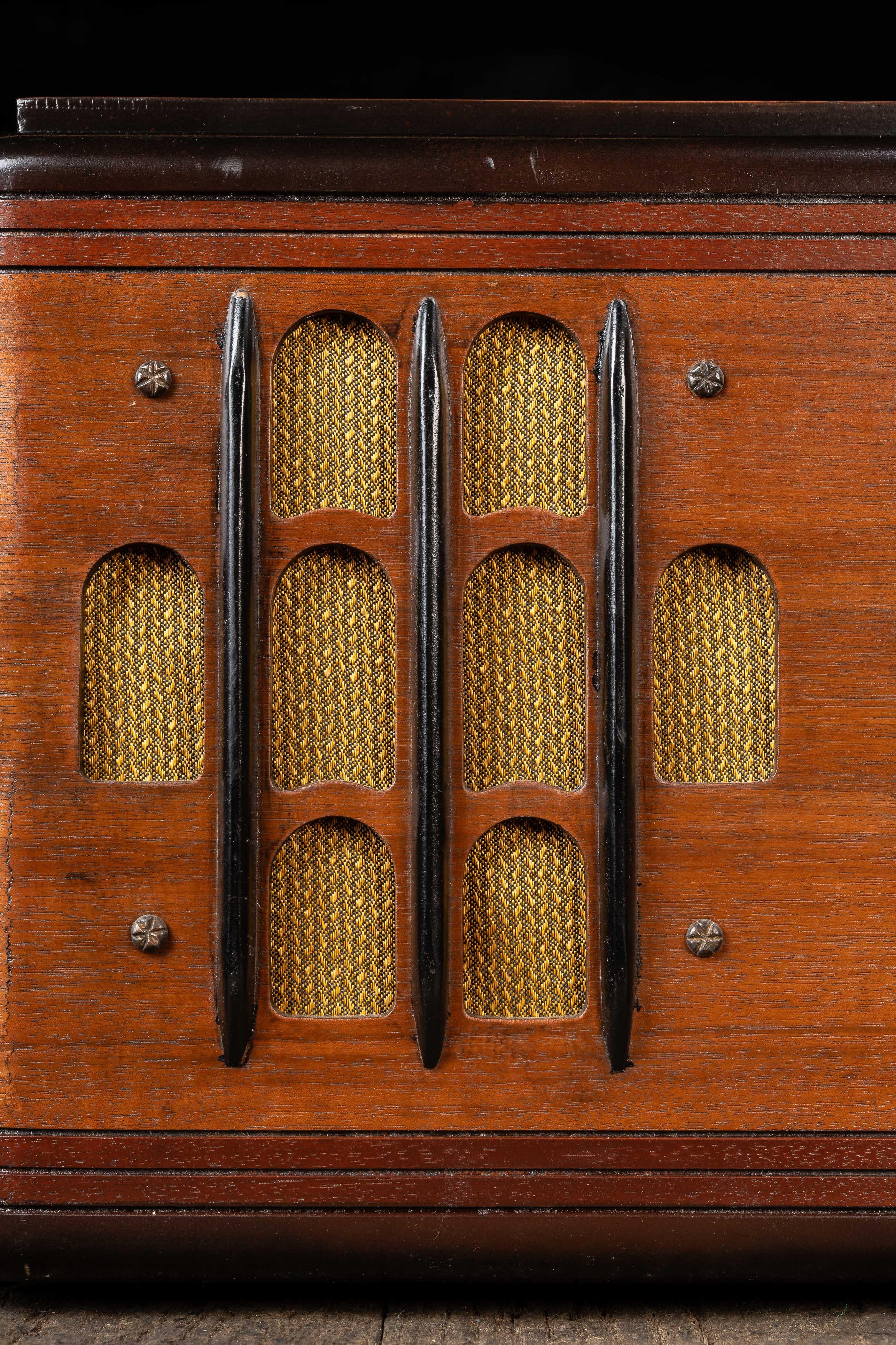 Milieu du XXe siècle Radio Vintage Model No No Electric par Canadian General Electric en vente