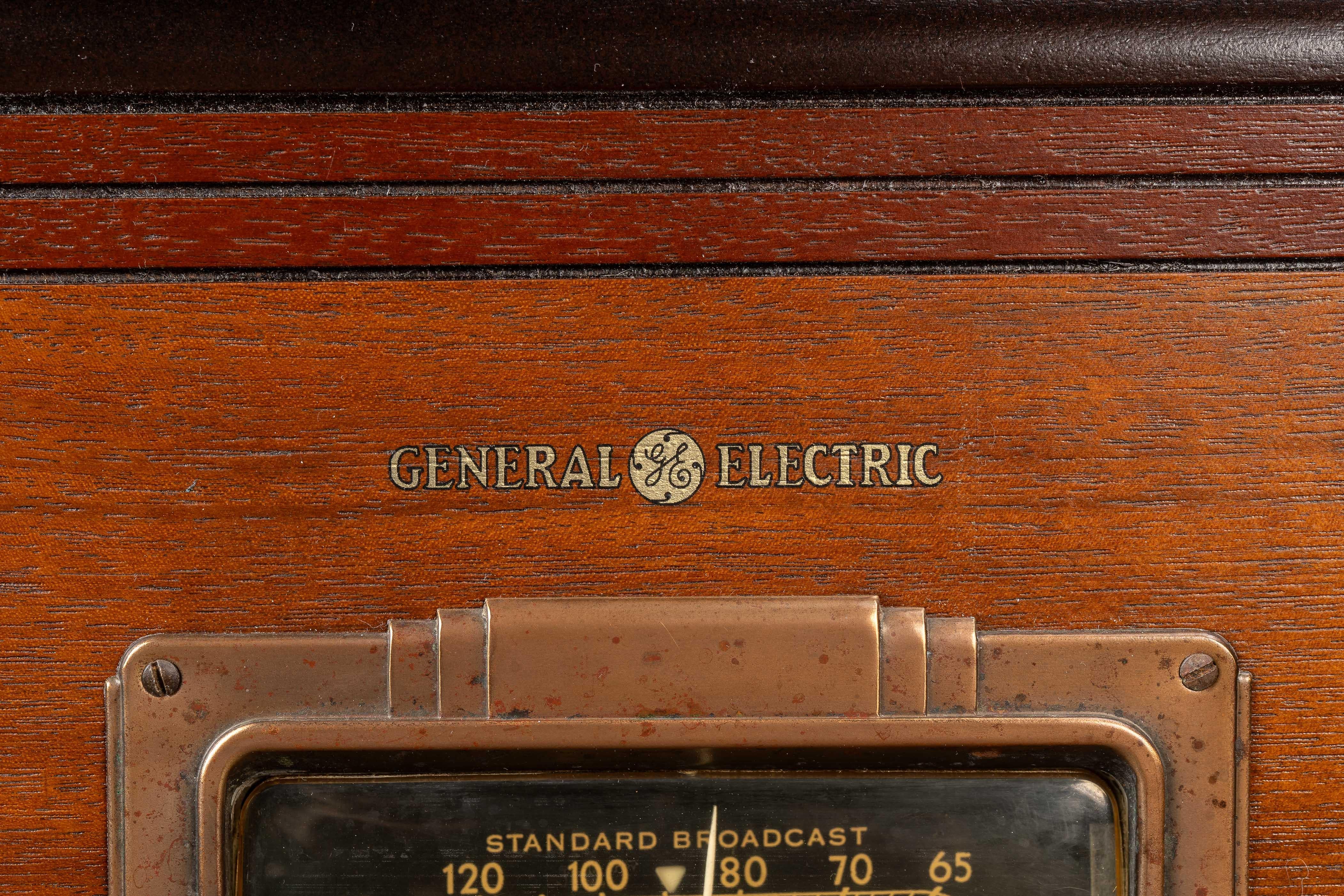 Bois Radio Vintage Model No No Electric par Canadian General Electric en vente