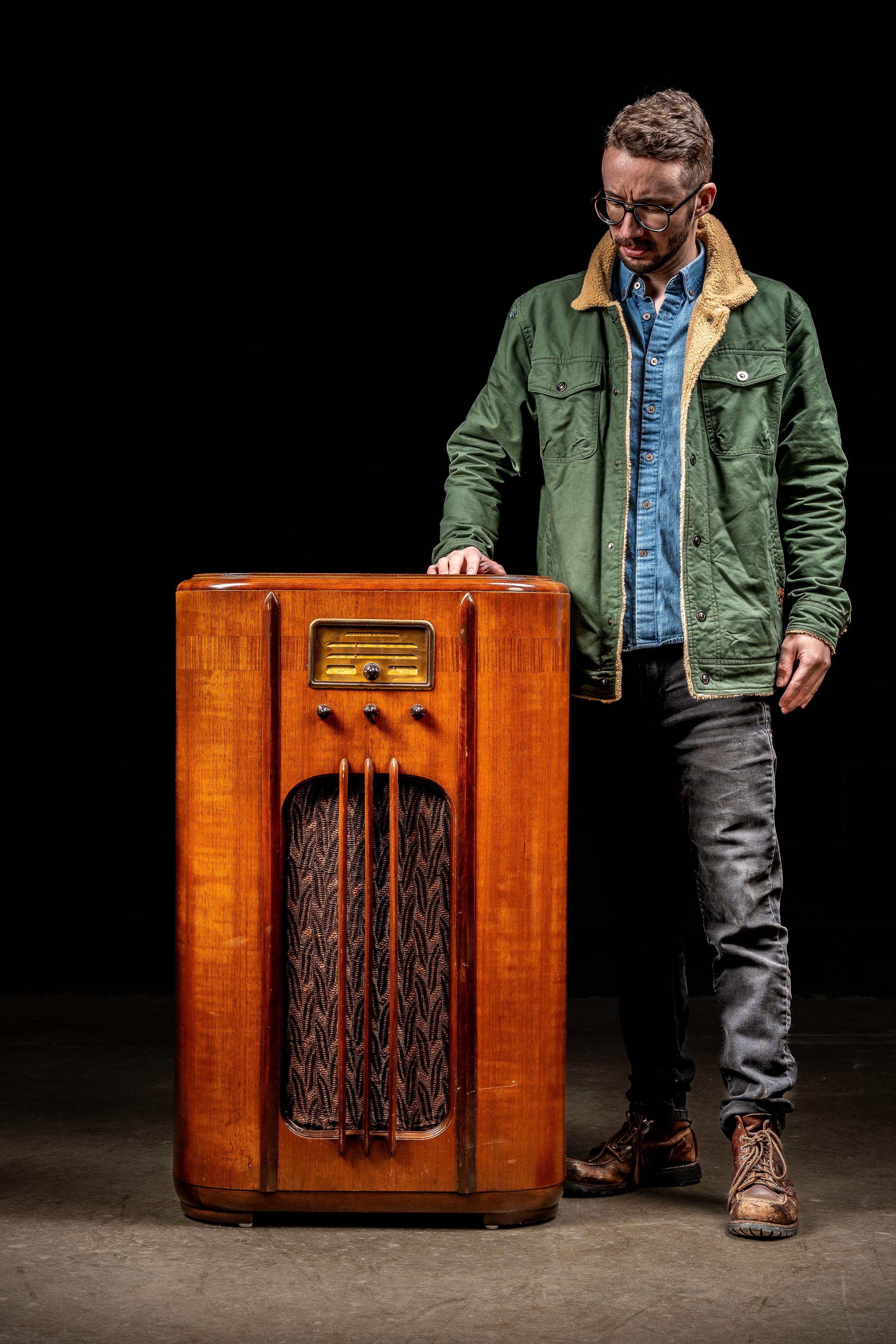 1937; General Electric Co. (GE) - Bridgeport CT

Radio d'epoca da pavimento in legno con abbellimenti Art Deco.

- Tipo: Radio console a valvole in legno
- Tubi: configurazione a 6 tubi
- Valvole: 6A8, 6K7, 6H6, 6F5, 41, 80
- Principio principale: