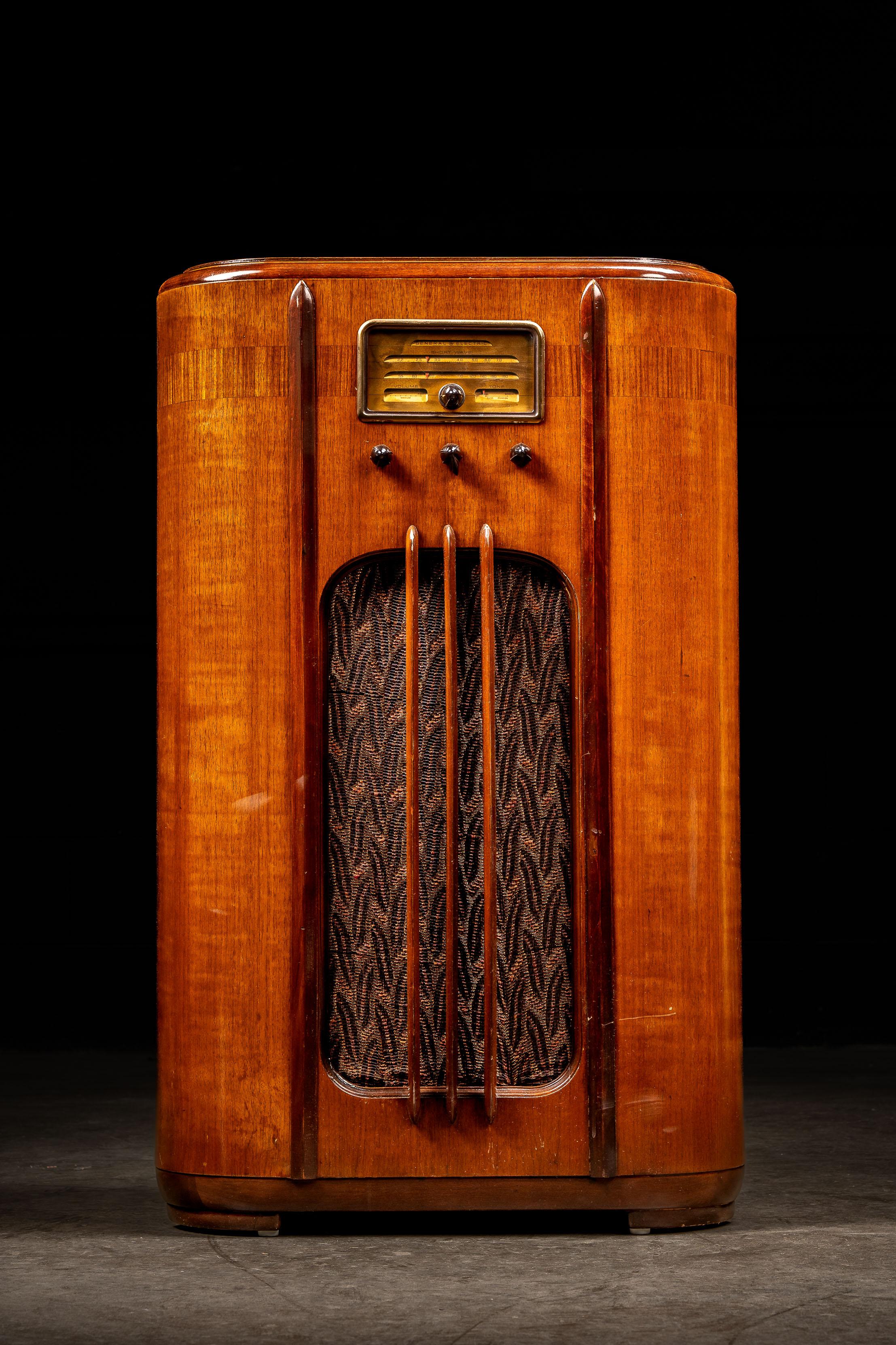 Art Déco Radio console Model F&F Vintage di General Electric in vendita