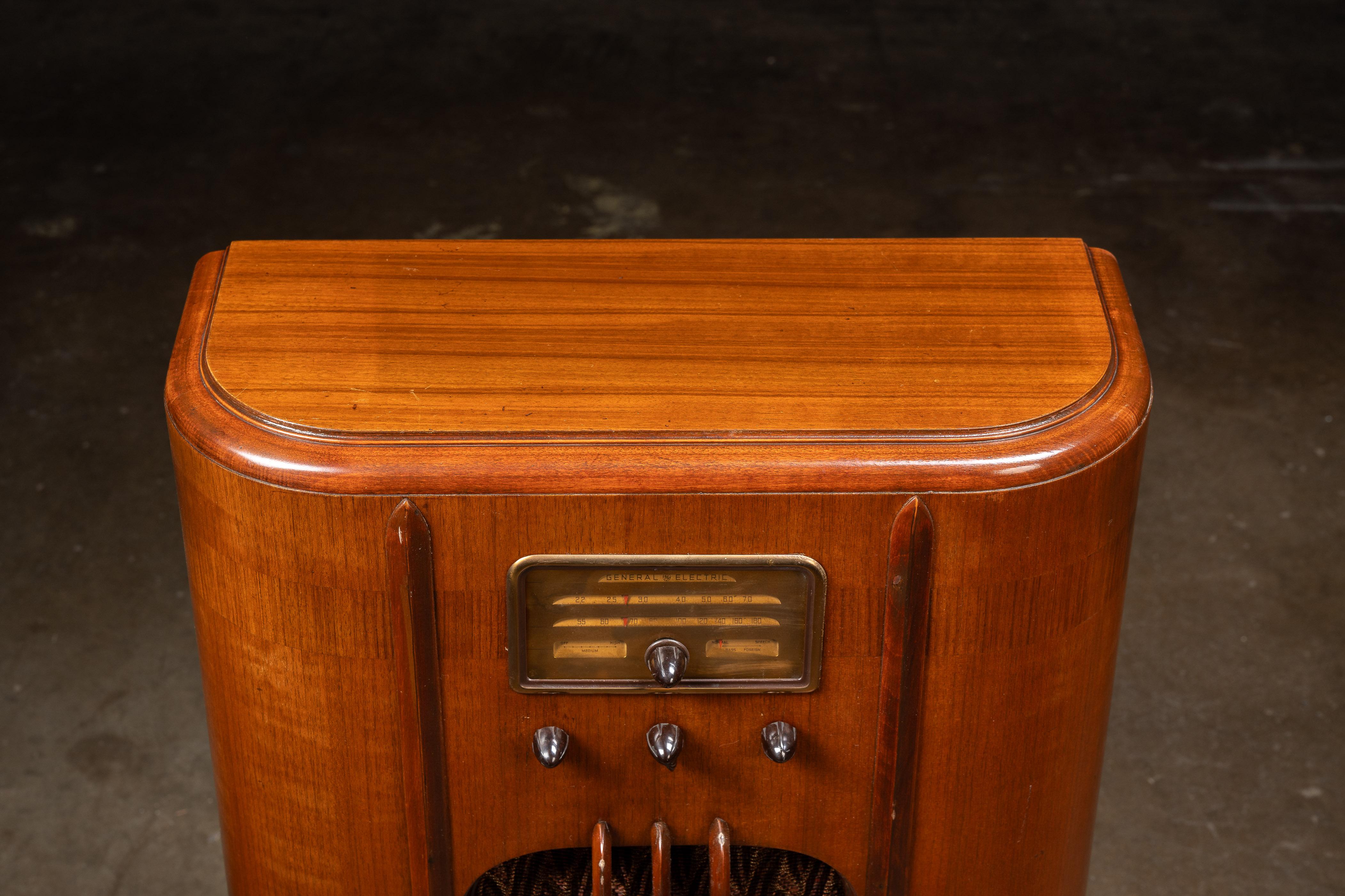 Americano Radio console Model F&F Vintage di General Electric in vendita