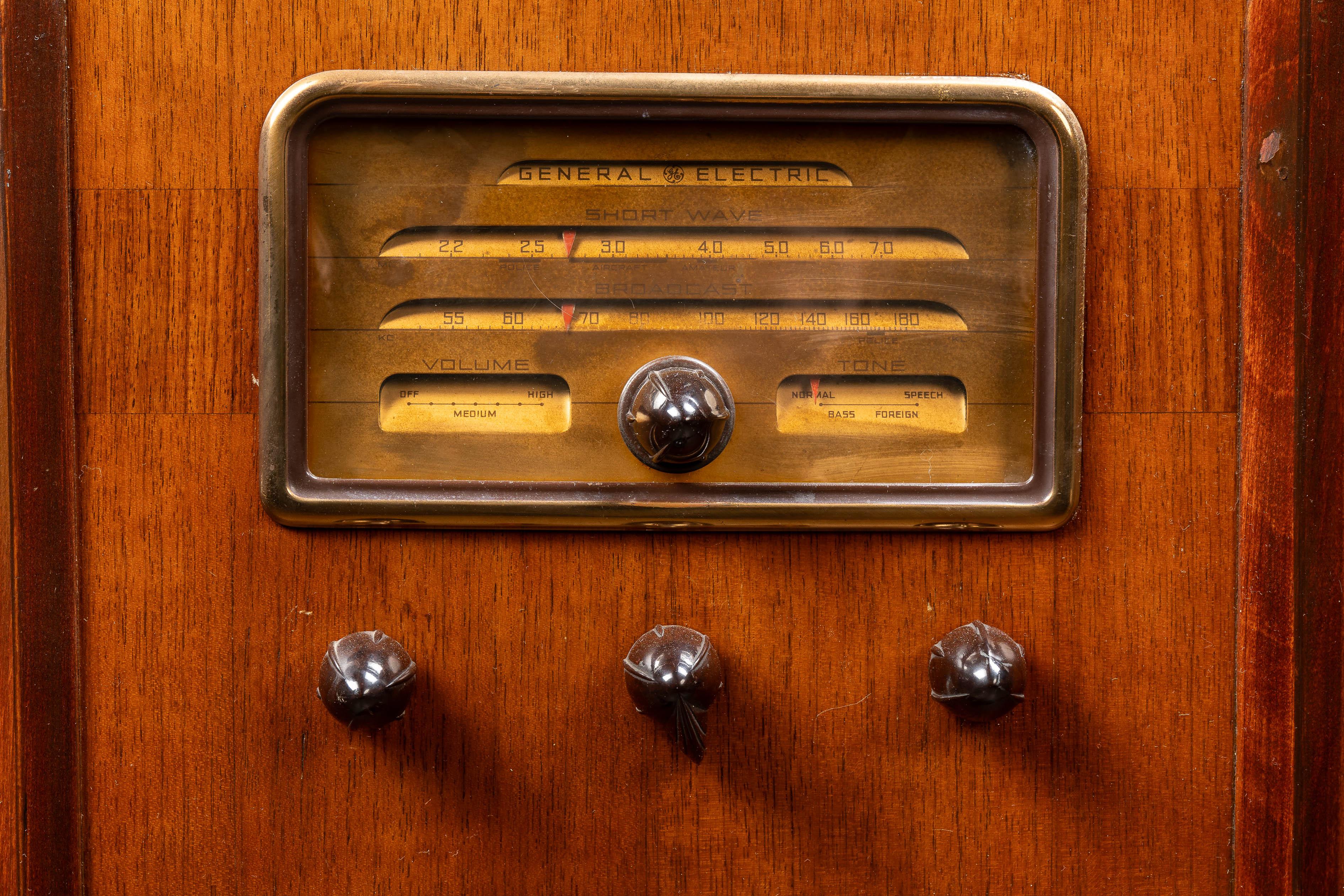 Metà XX secolo Radio console Model F&F Vintage di General Electric in vendita
