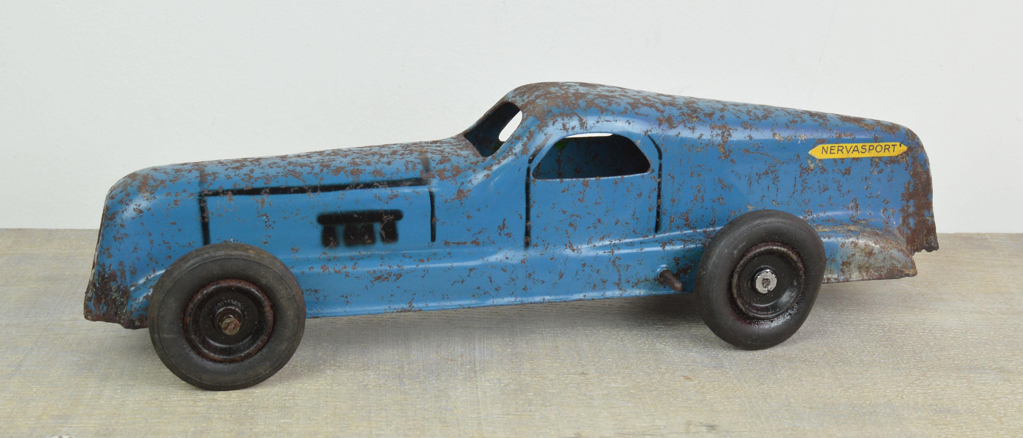 Superbe voiture jouet ou modèle réduit.

Fabriqué par CIJ (Compagnie Internationale Des Jouets), France

Peinture et pneus d'origine.

Il est très rare de trouver un exemplaire en bleu. La couleur la plus courante est le rouge.

Il est en détresse.