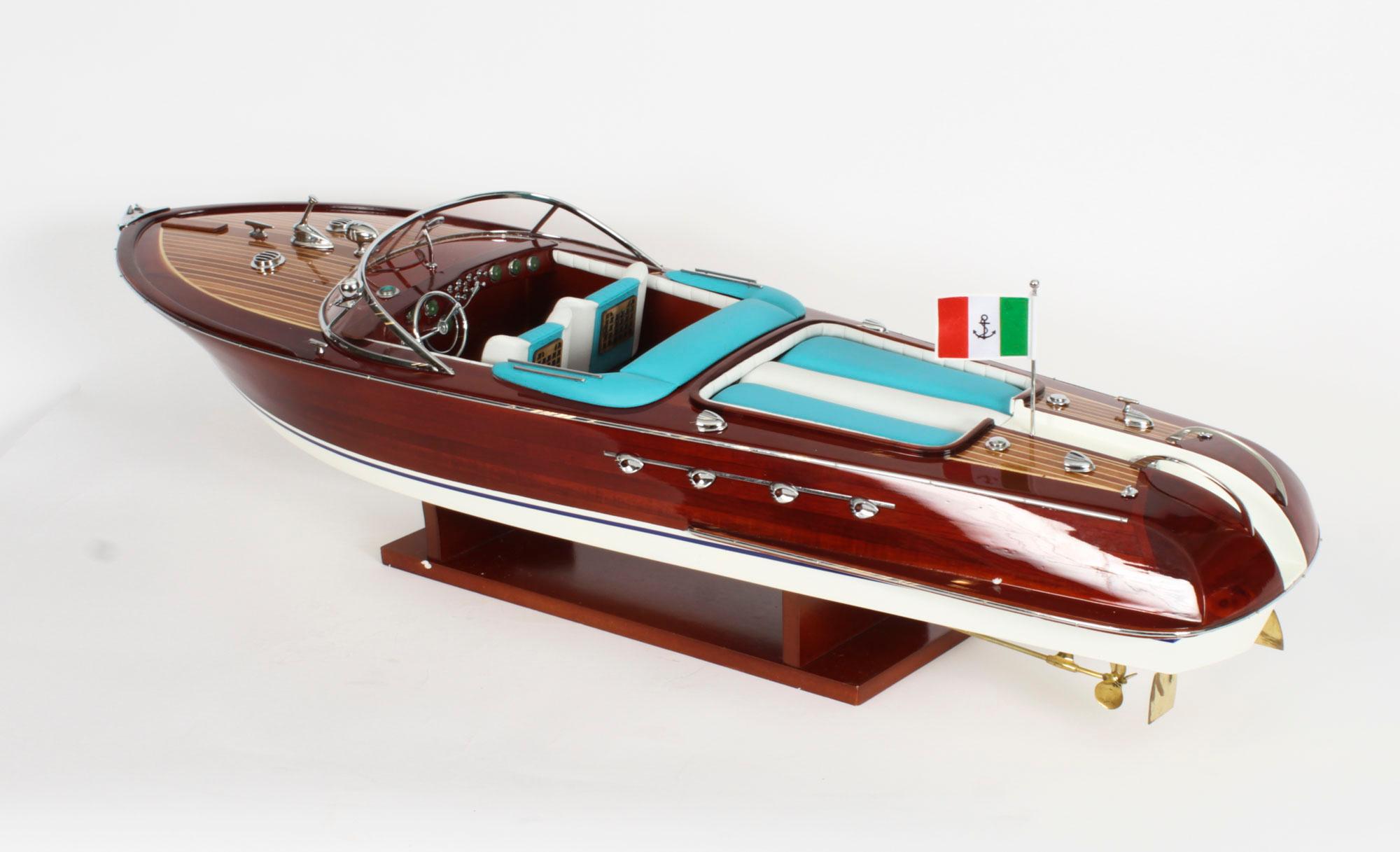 Vintage model of a Riva Aquarama Limited Edition. speedboat 3ft 20th Century 4