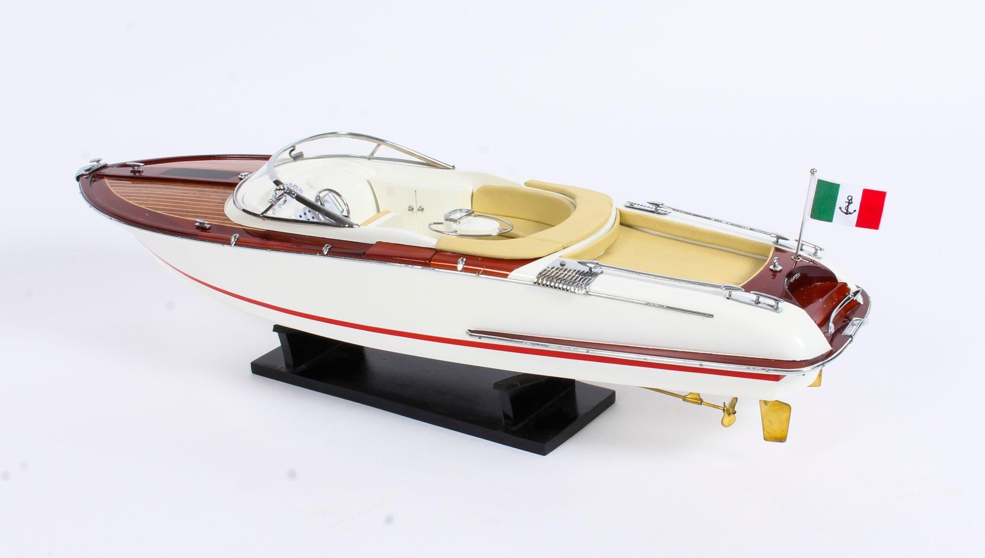 This is an exceptional hand built model of the “Riva Aquarama”, a luxury wooden launch built by the Italian yactbuilder Riva and late 20th century in date.

In production from 1962-1996, the Aquarama was the most famous of Carlo Riva’s luxury