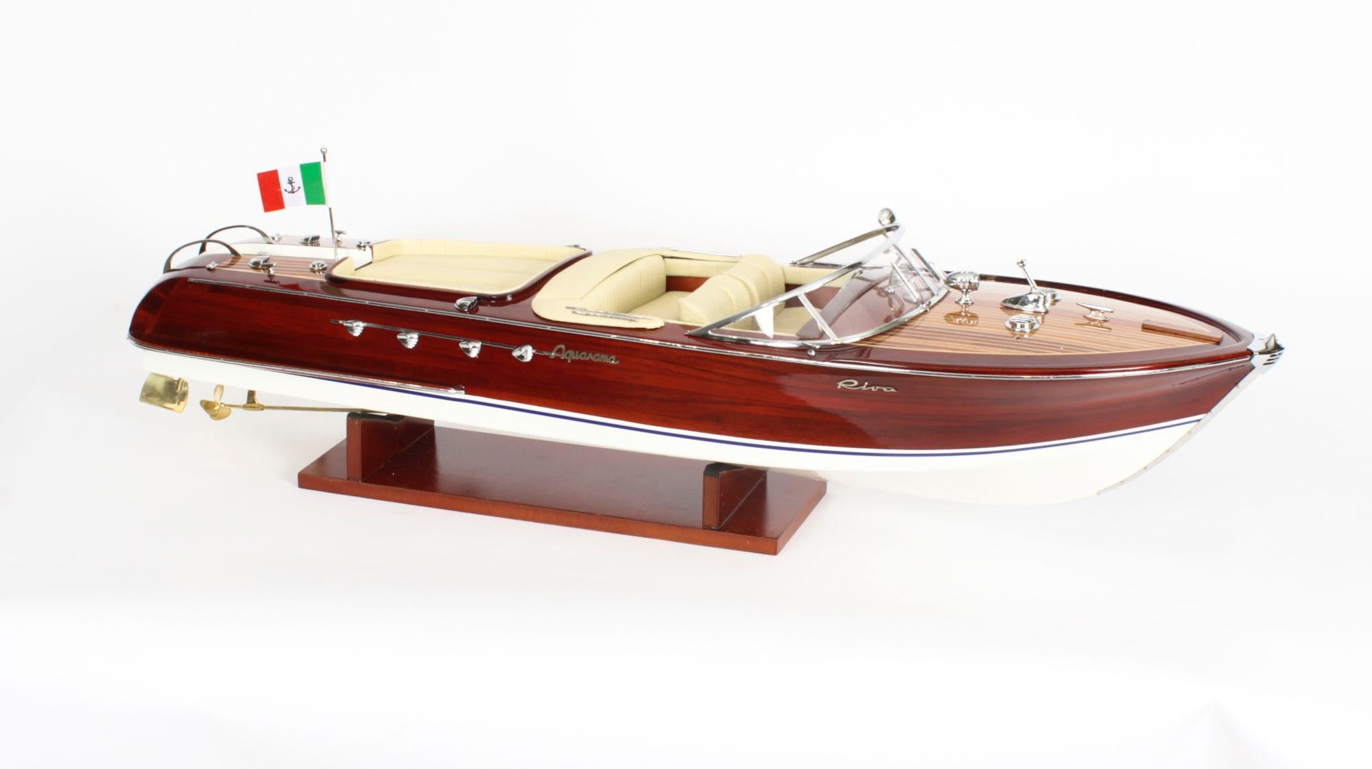 Vintage model of a Riva Aquarama Speedboat 3ft with Cream Interior 20th C For Sale 12
