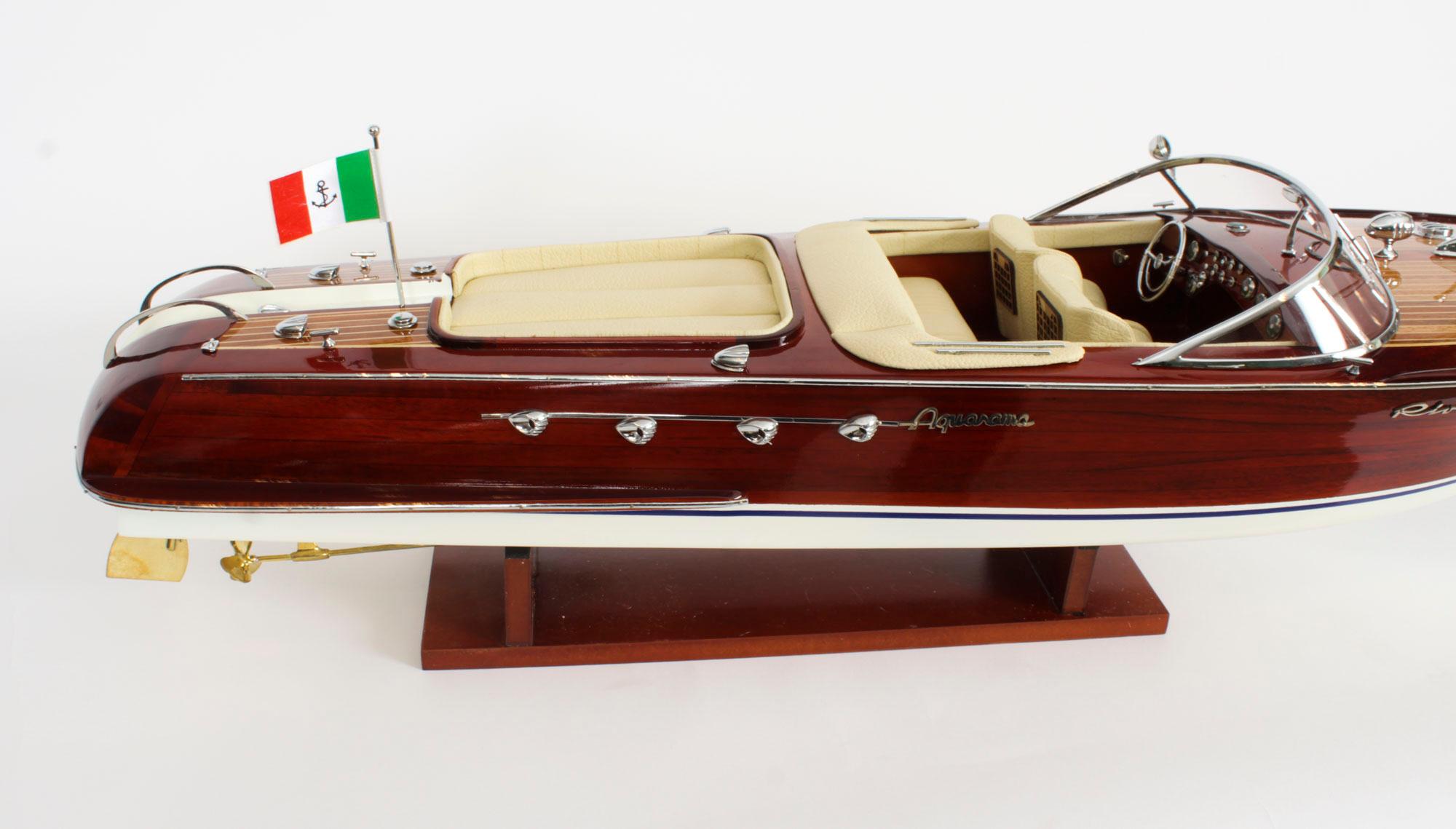 Vintage model of a Riva Aquarama Speedboat 3ft with Cream Interior 20th C In Good Condition For Sale In London, GB