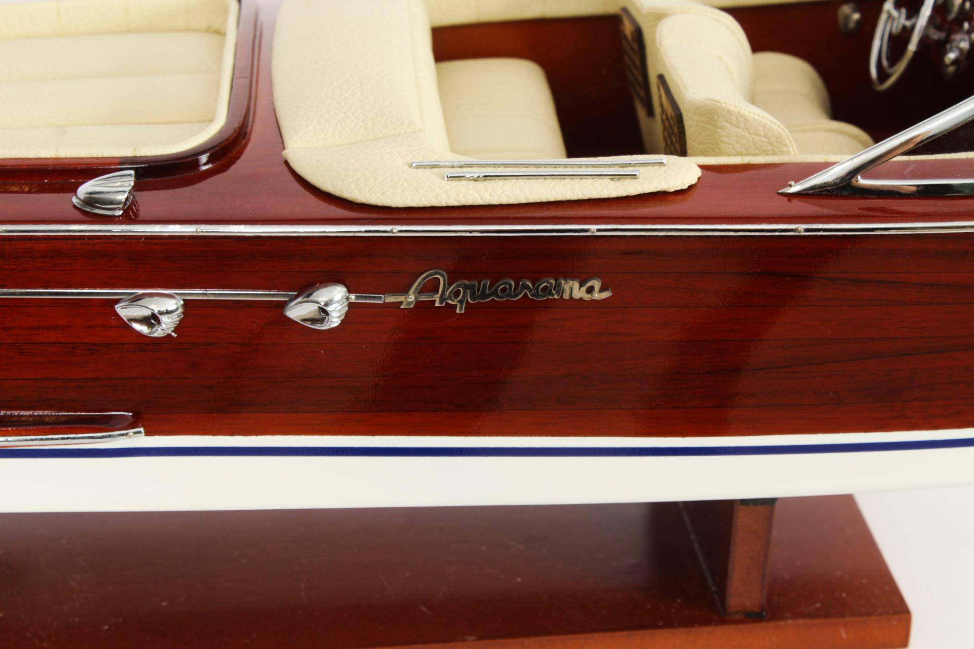 Late 20th Century Vintage model of a Riva Aquarama Speedboat 3ft with Cream Interior 20th C For Sale