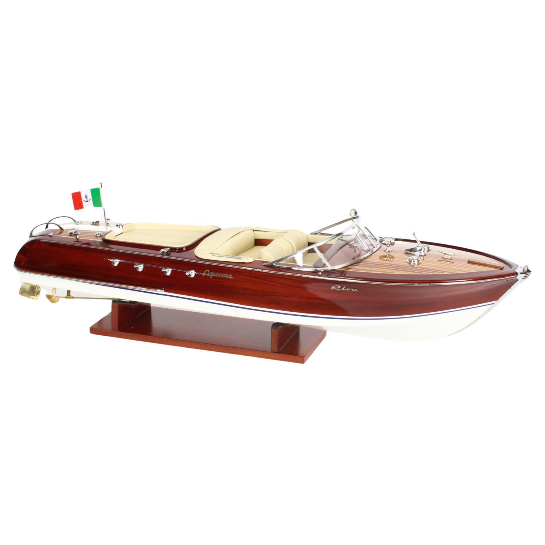 Vintage model of a Riva Aquarama Speedboat 3ft with Cream Interior 20th C For Sale