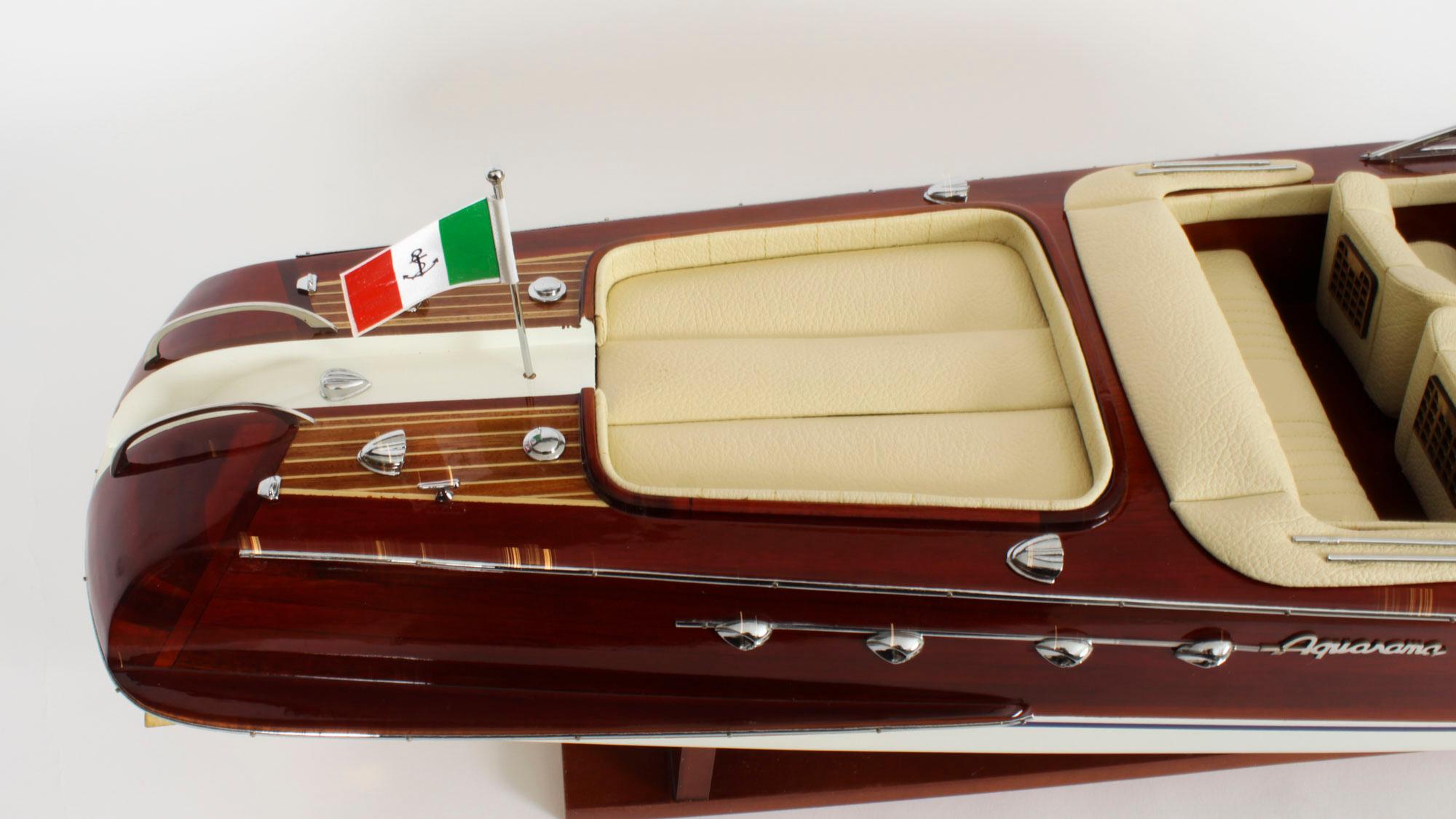 Modèle vintage d'un Speedboat Riva Aquarama de 3 pieds avec intérieur crème 20ème siècle en vente 4