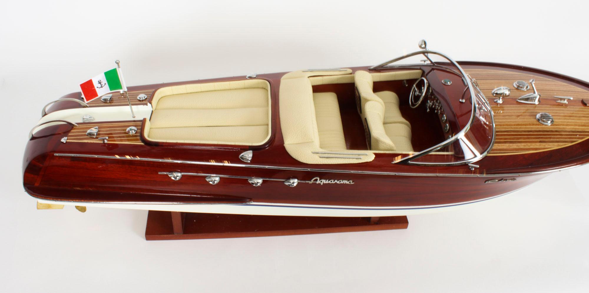 Modèle vintage d'un Speedboat Riva Aquarama de 3 pieds avec intérieur crème 20ème siècle en vente 5