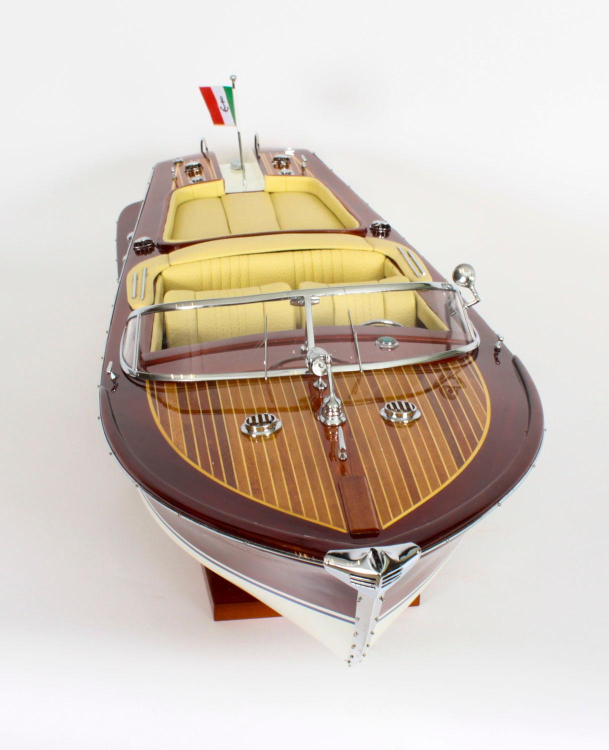 Modèle vintage d'un Speedboat Riva Aquarama de 3 pieds avec intérieur crème 20ème siècle en vente 6