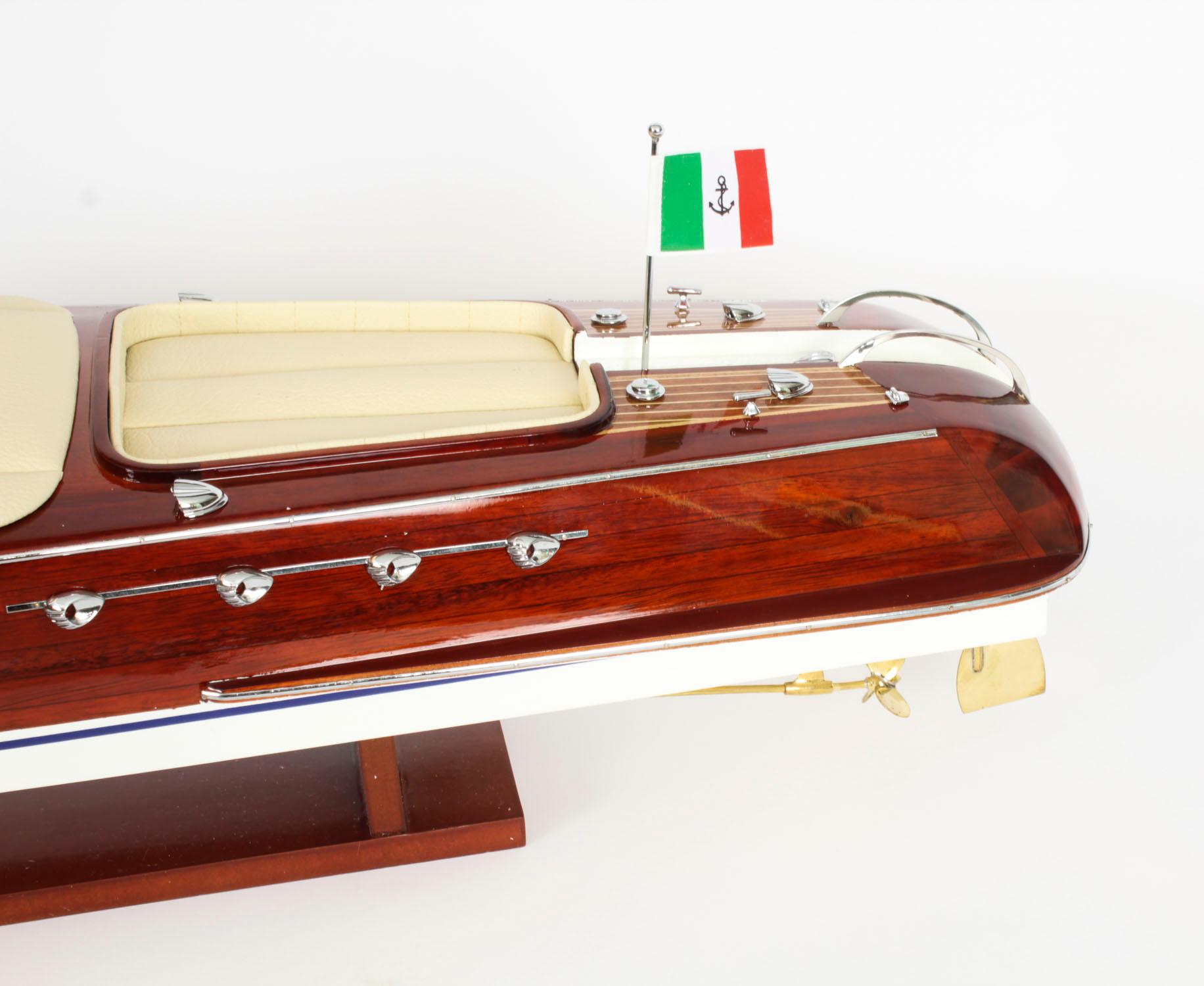 Modèle vintage d'un Speedboat Riva Aquarama de 3 pieds avec intérieur crème 20ème siècle en vente 7
