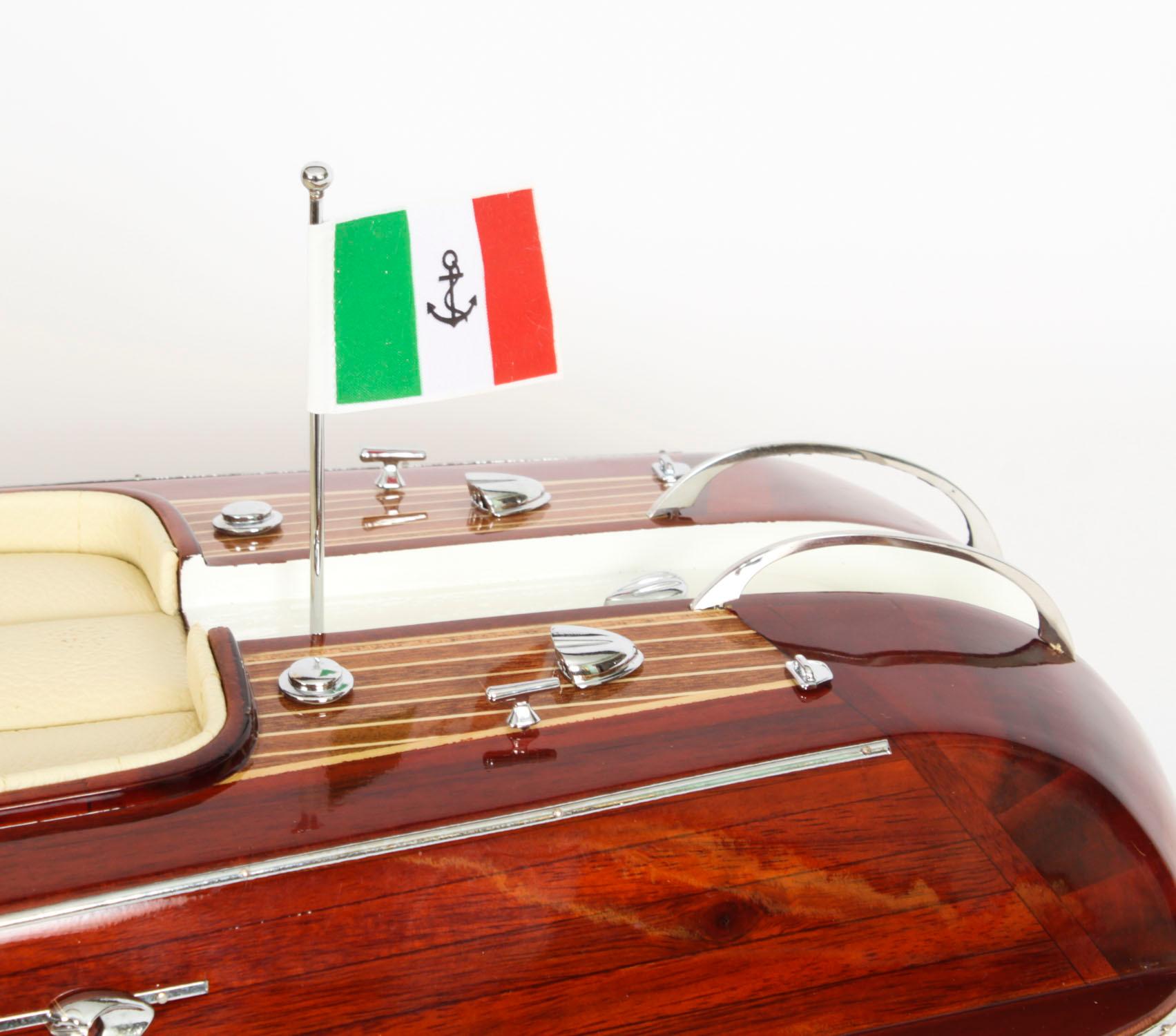 Modèle vintage d'un Speedboat Riva Aquarama de 3 pieds avec intérieur crème 20ème siècle en vente 8