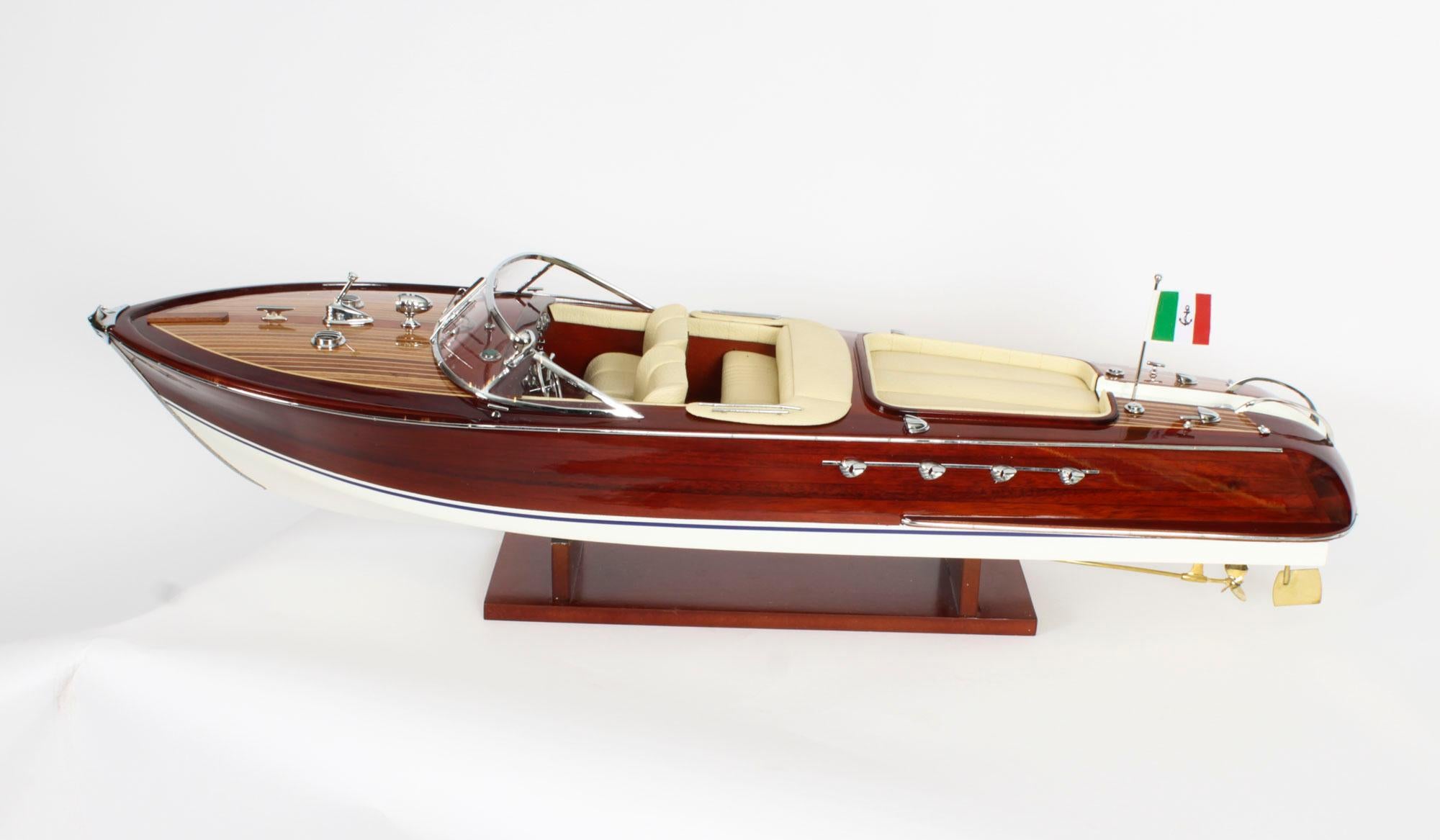 Modèle vintage d'un Speedboat Riva Aquarama de 3 pieds avec intérieur crème 20ème siècle en vente 9