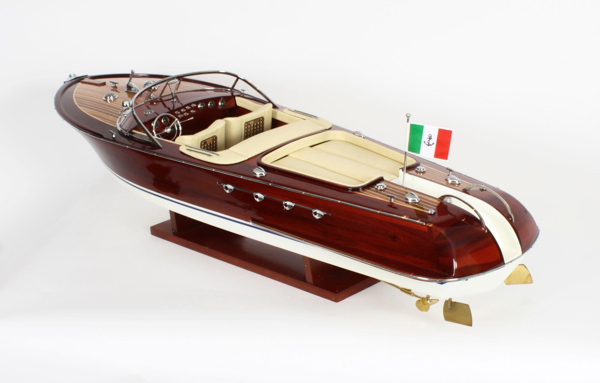 Modèle vintage d'un Speedboat Riva Aquarama de 3 pieds avec intérieur crème 20ème siècle en vente 10
