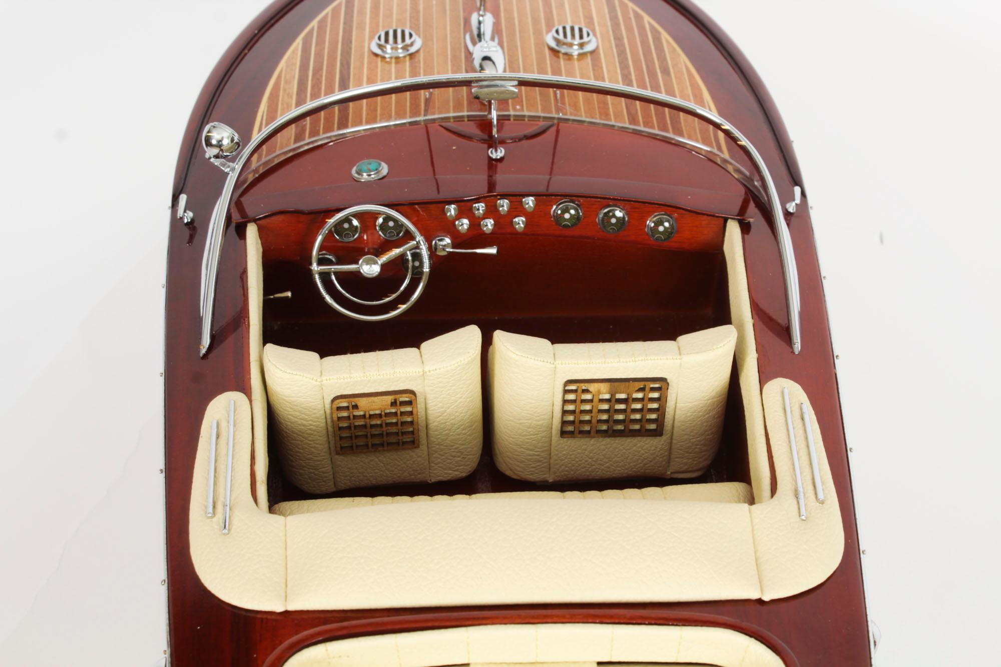 Modèle vintage d'un Speedboat Riva Aquarama de 3 pieds avec intérieur crème 20ème siècle en vente 11