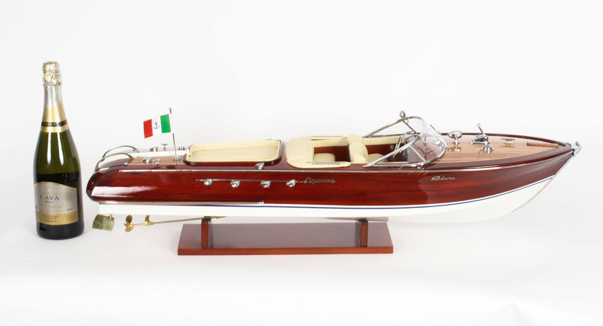 Modèle vintage d'un Speedboat Riva Aquarama de 3 pieds avec intérieur crème 20ème siècle en vente 12