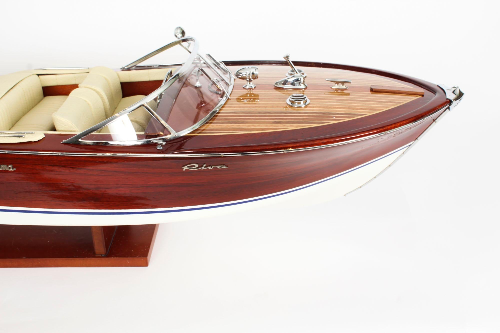Fait main Modèle vintage d'un Speedboat Riva Aquarama de 3 pieds avec intérieur crème 20ème siècle en vente