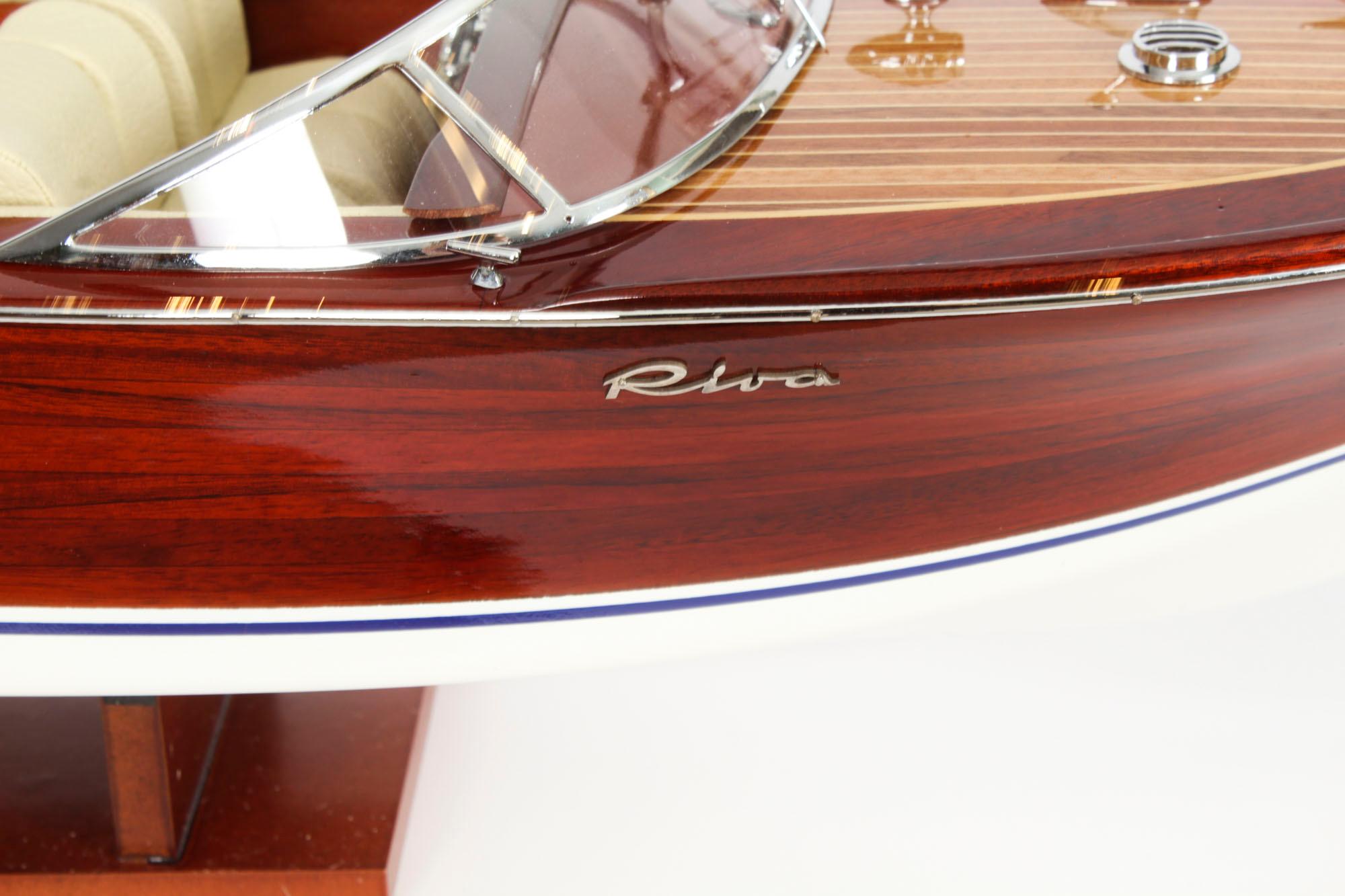 Modèle vintage d'un Speedboat Riva Aquarama de 3 pieds avec intérieur crème 20ème siècle Bon état - En vente à London, GB