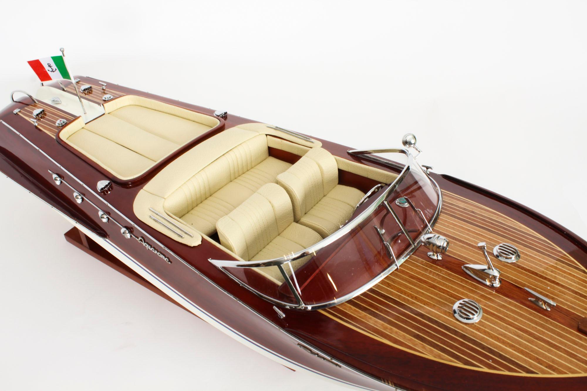 Modèle vintage d'un Speedboat Riva Aquarama de 3 pieds avec intérieur crème 20ème siècle en vente 2