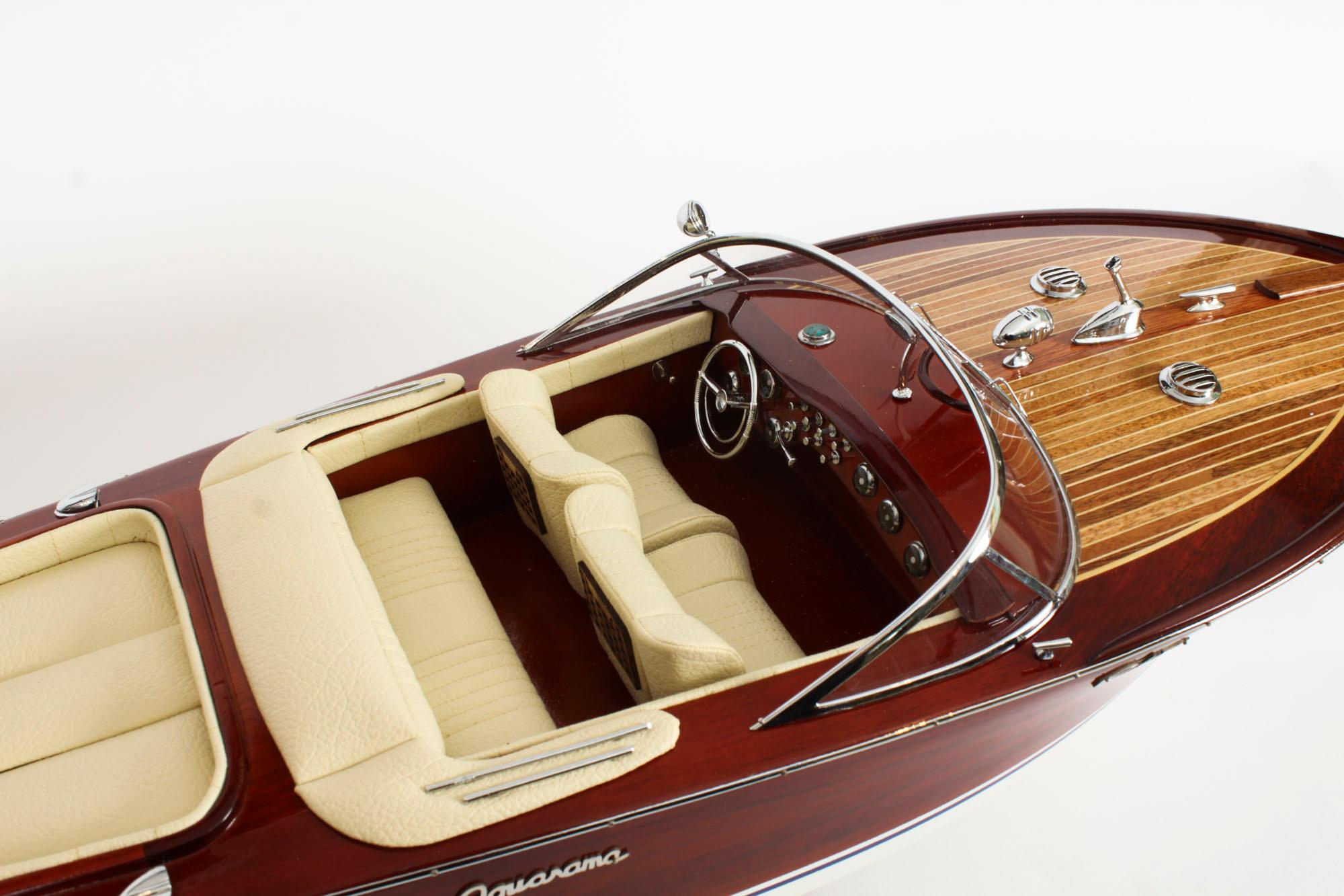Modèle vintage d'un Speedboat Riva Aquarama de 3 pieds avec intérieur crème 20ème siècle en vente 3