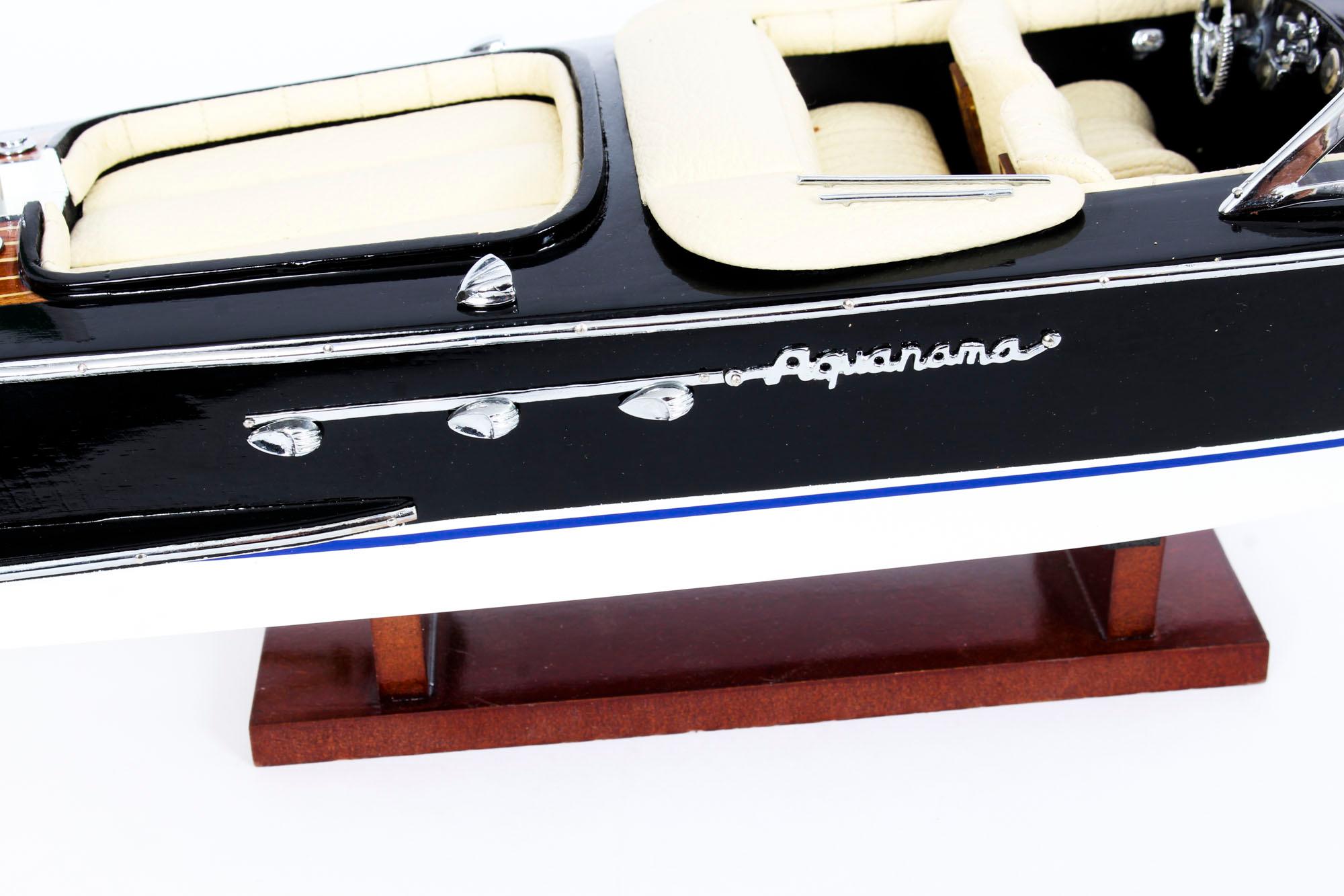 Vintage Model of a Riva Aquarama Speedboat with Cream Interior, 20th Century 4