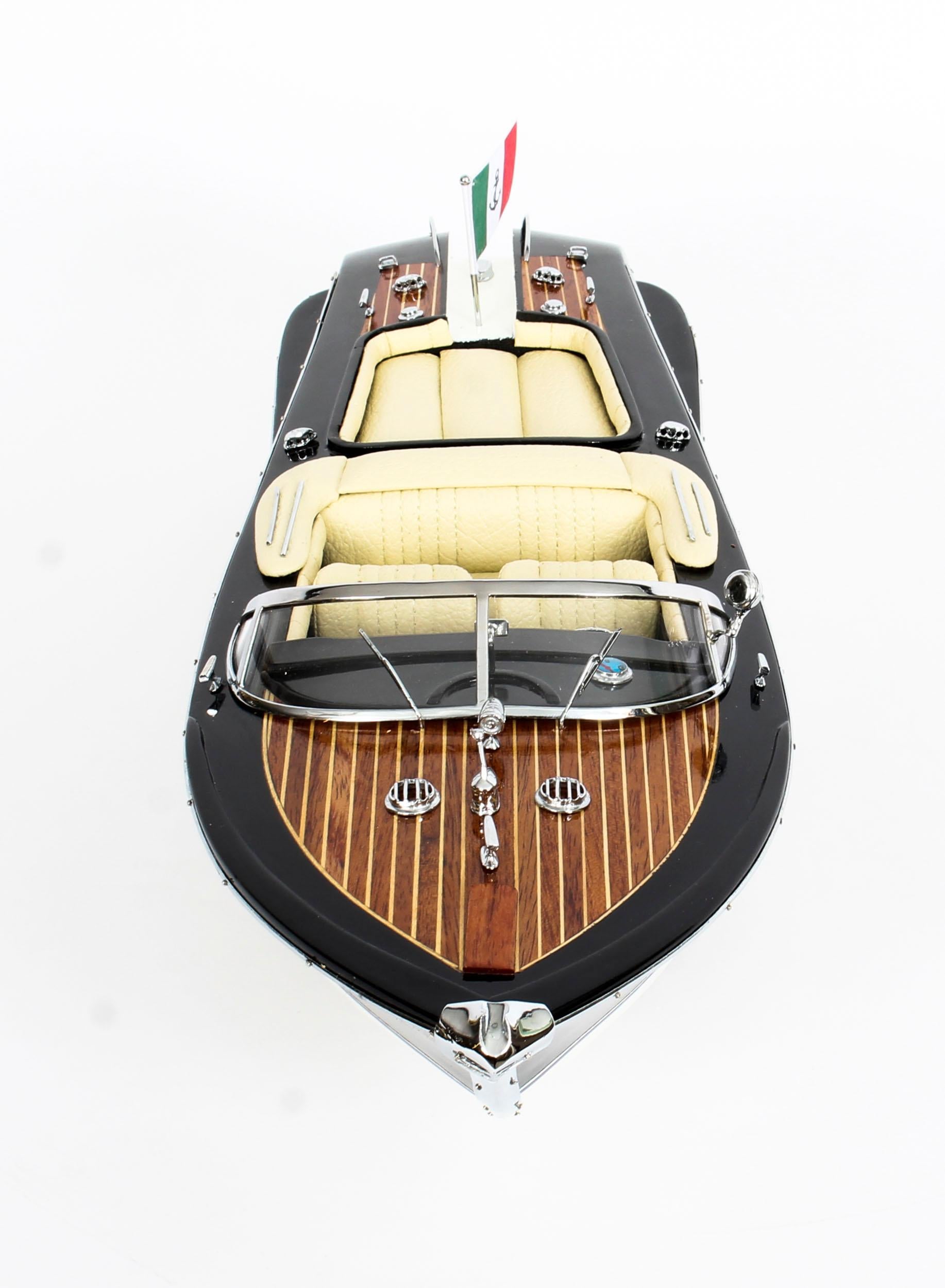Vintage Model of a Riva Aquarama Speedboat with Cream Interior, 20th Century 5