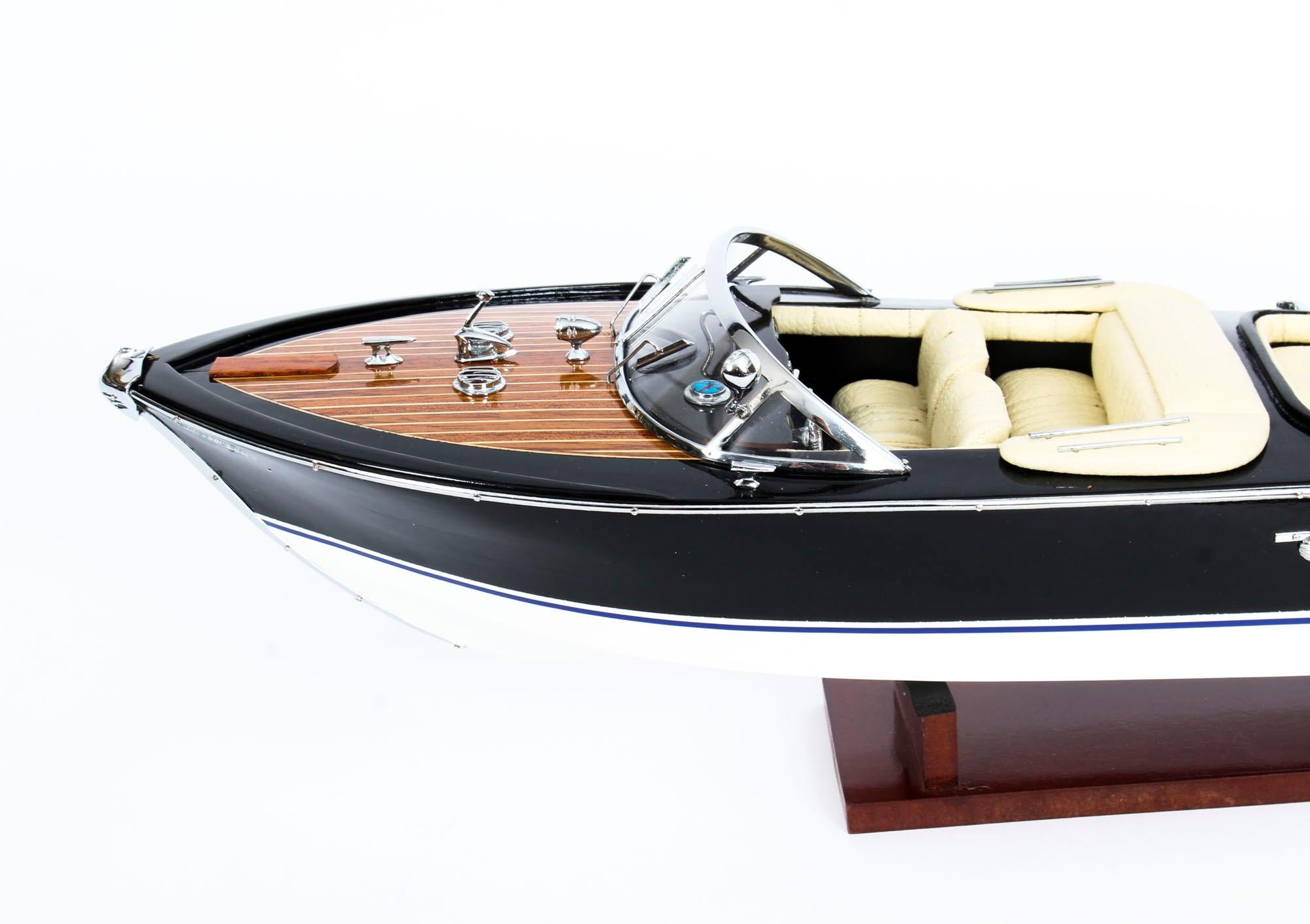 Vintage Model of a Riva Aquarama Speedboat with Cream Interior, 20th Century 6