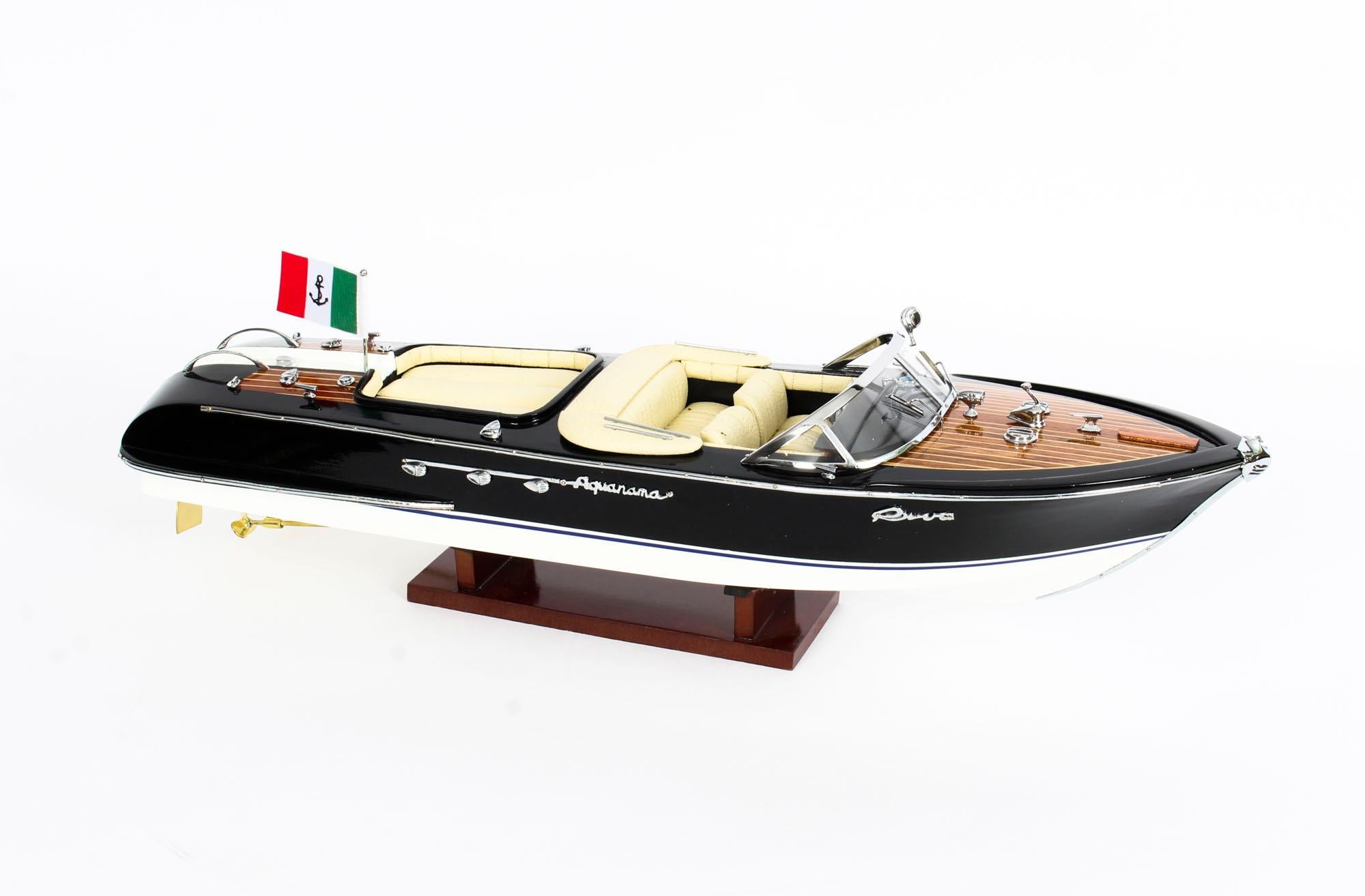 Vintage Model of a Riva Aquarama Speedboat with Cream Interior, 20th Century 9