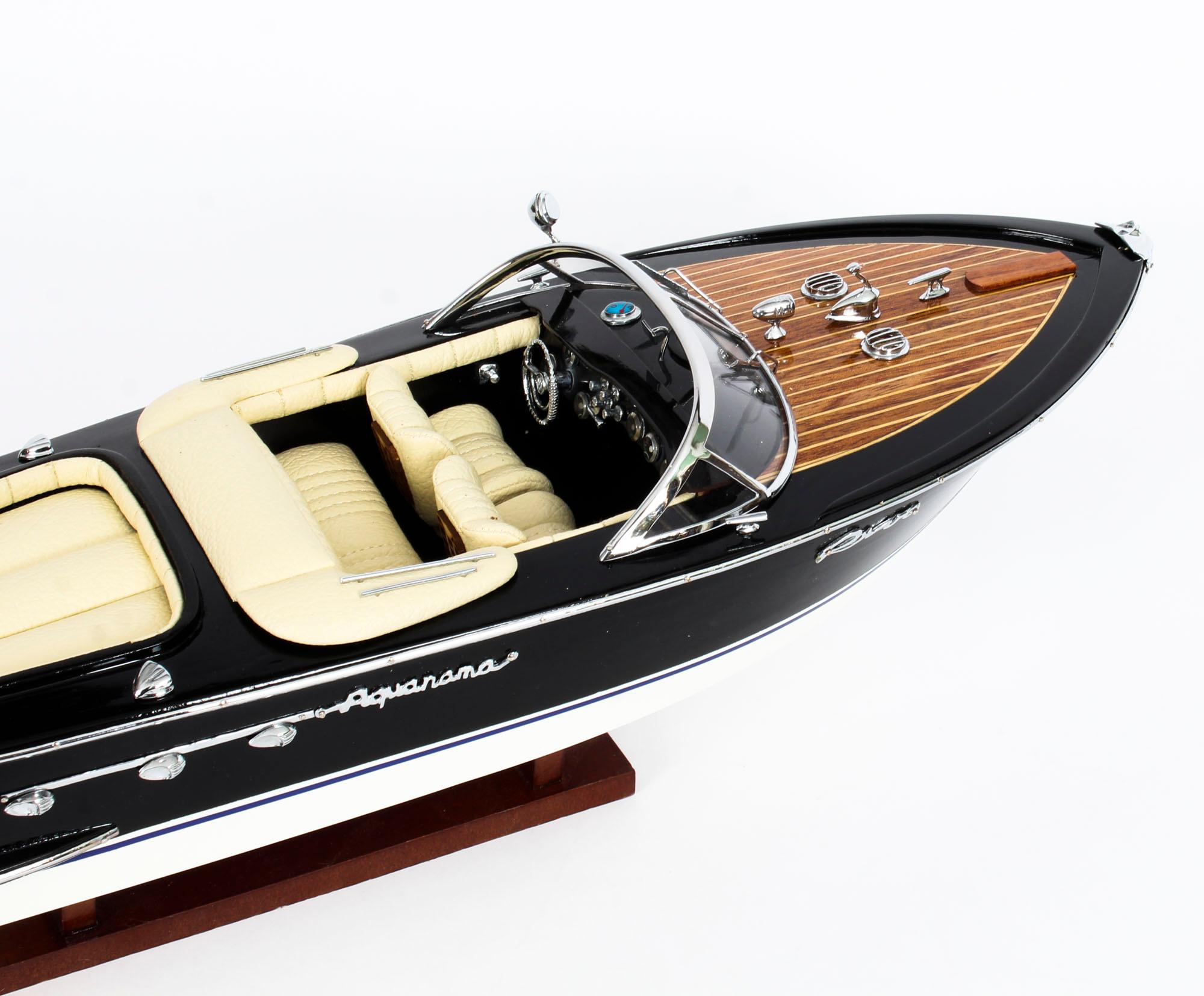 Vintage Model of a Riva Aquarama Speedboat with Cream Interior, 20th Century In Good Condition In London, GB