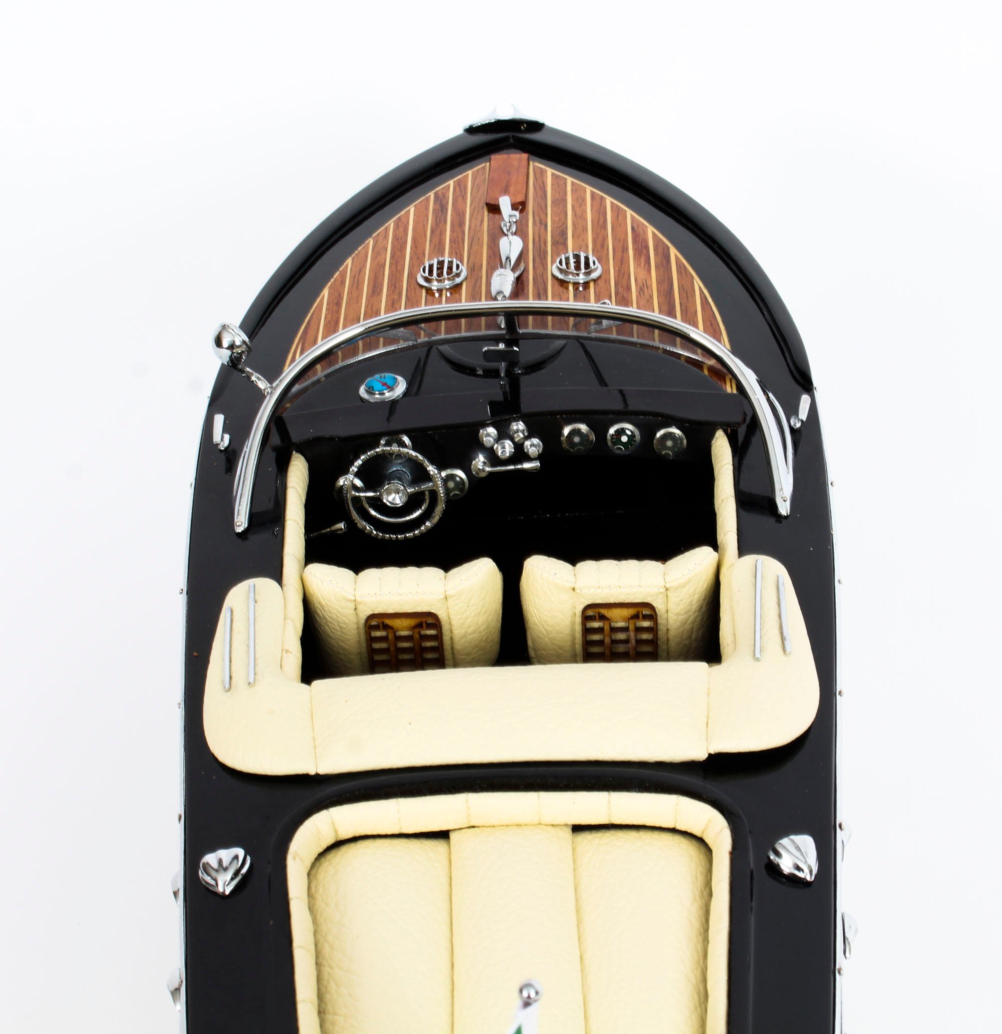 Vintage Model of a Riva Aquarama Speedboat with Cream Interior, 20th Century 1