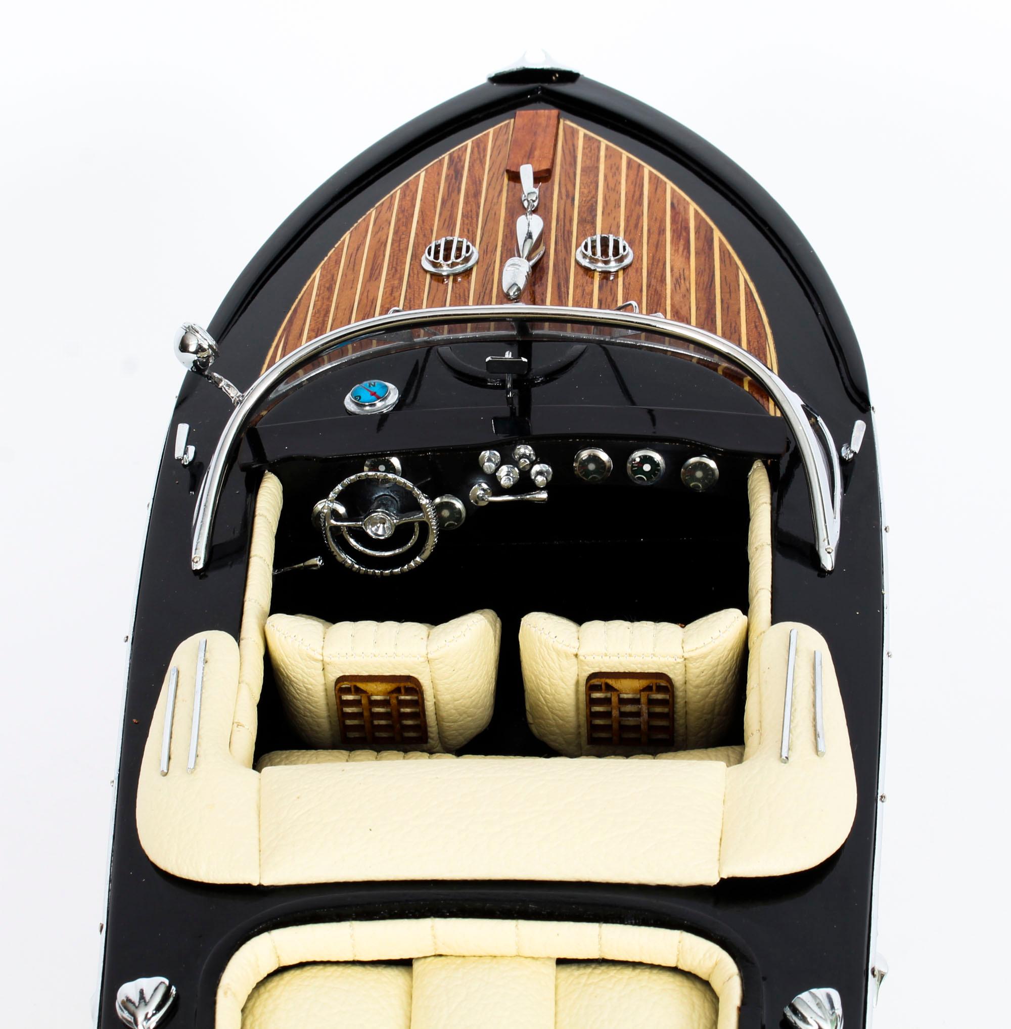 Vintage Model of a Riva Aquarama Speedboat with Cream Interior, 20th Century 3