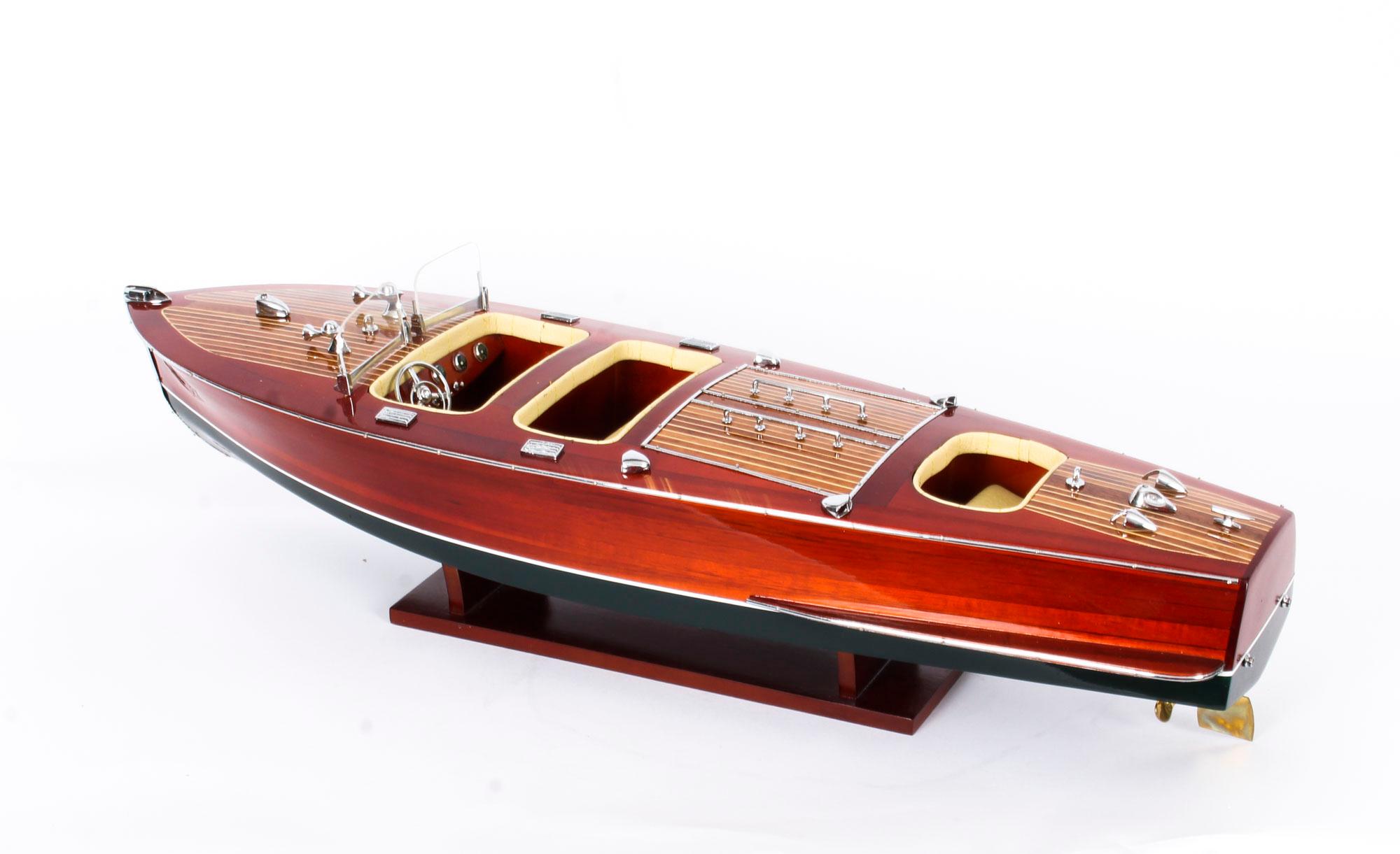 Vintage Model of a Riva Rivarama Speedboat with Cream Interior, 20th Century 2