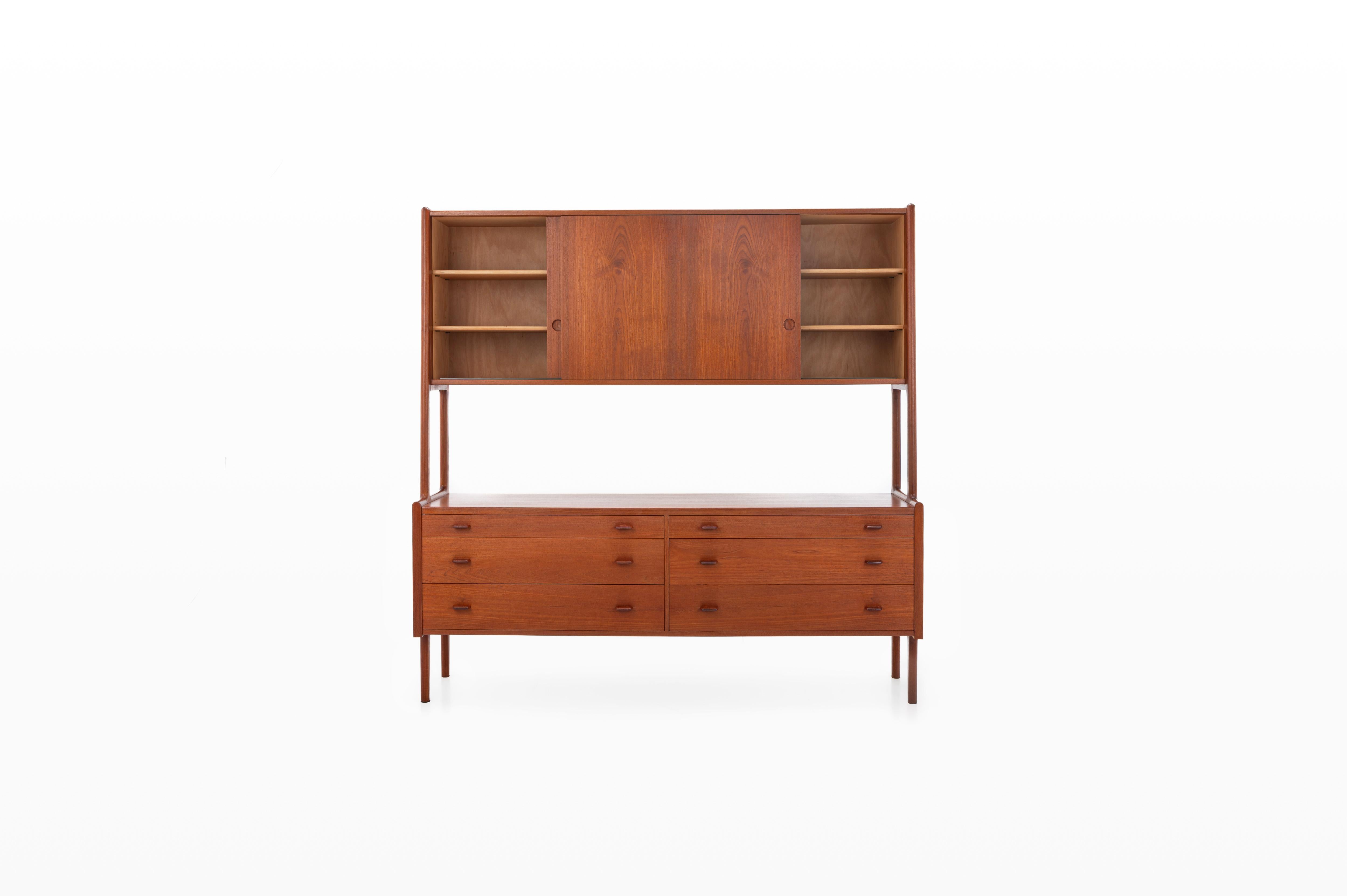Bellissima credenza doppia in teak, disegnata da Hans J. Wegner negli anni '50 e prodotta da Ry Møbler. Questa credenza di ottima fattura presenta maniglie eleganti, sei cassetti, due ante scorrevoli e tanto spazio per riporre i tuoi oggetti grazie