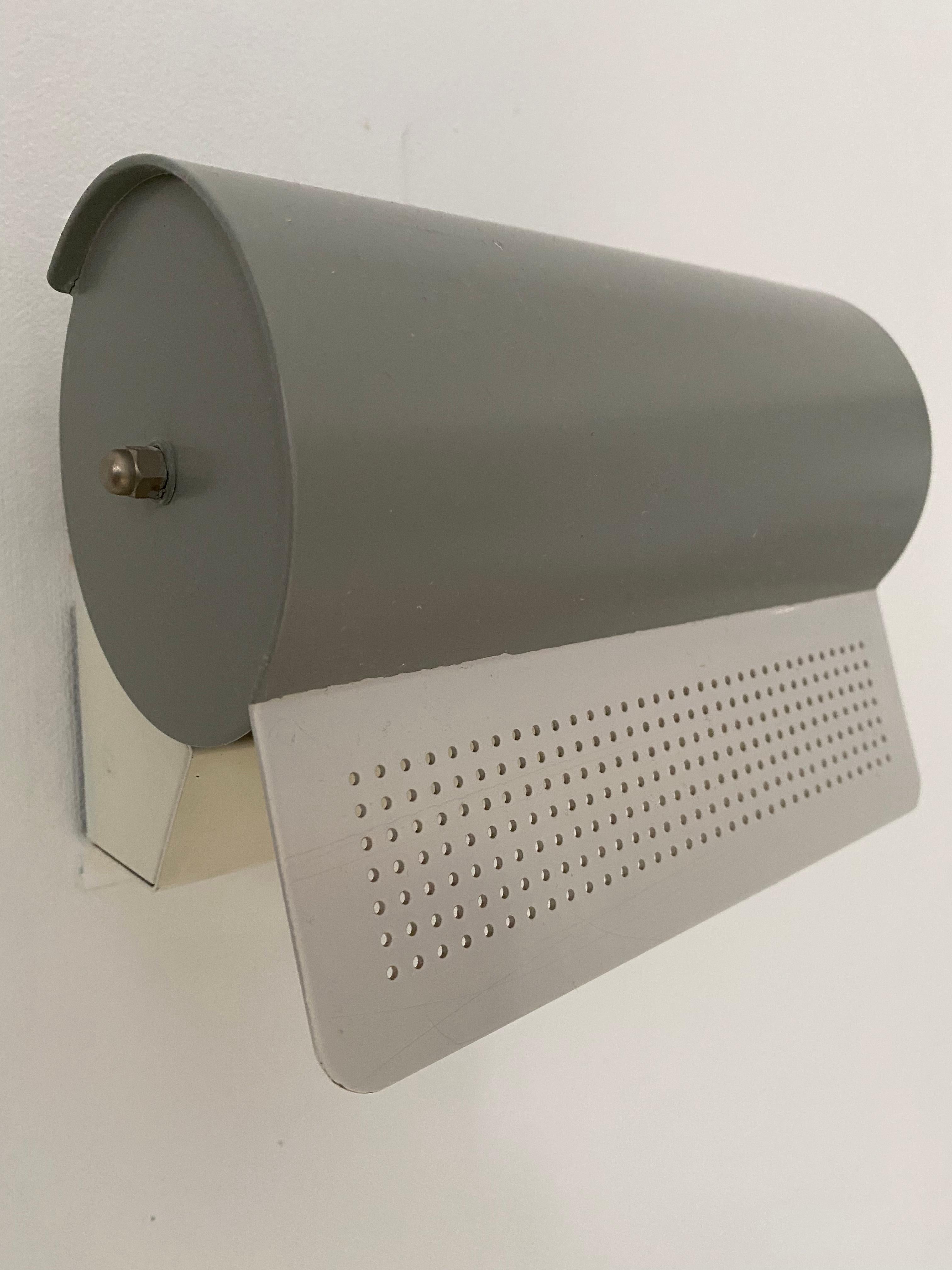 Vintage-Wandleuchten mit perforiertem, nach oben und unten beweglichem Schirm für die richtige Lichtnuance in Ihrem Zimmer, entworfen in Schweden von Bo Lindekrantz und Börje Lindau in zarten Rosa- und Grautönen. Preisartikel, 30 Wandleuchten