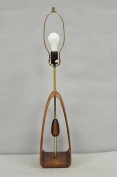 Lampe de table Vintage Modeline Mid Century Modern en noyer sculpté avec chaîne de traction