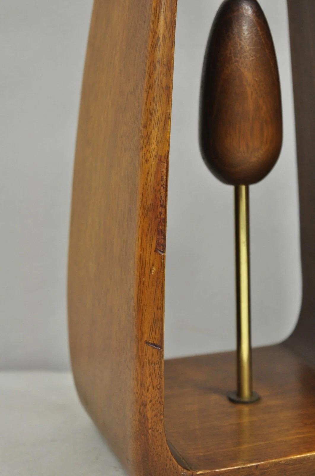 Vintage Modeline Mid Century Modern Sculpted Walnut Pull Chain Table Lamp In Good Condition For Sale In Philadelphia, PA