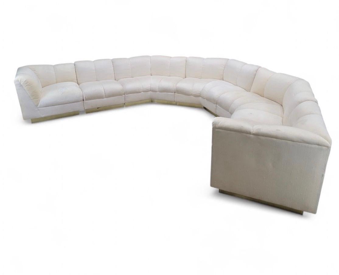Questo divano componibile vintage moderno a 6 pezzi offre una disposizione dei posti a sedere spaziosa e versatile, perfetta per essere personalizzata. Le sue linee pulite e il suo design senza tempo ispirato alla metà del secolo scorso lo rendono