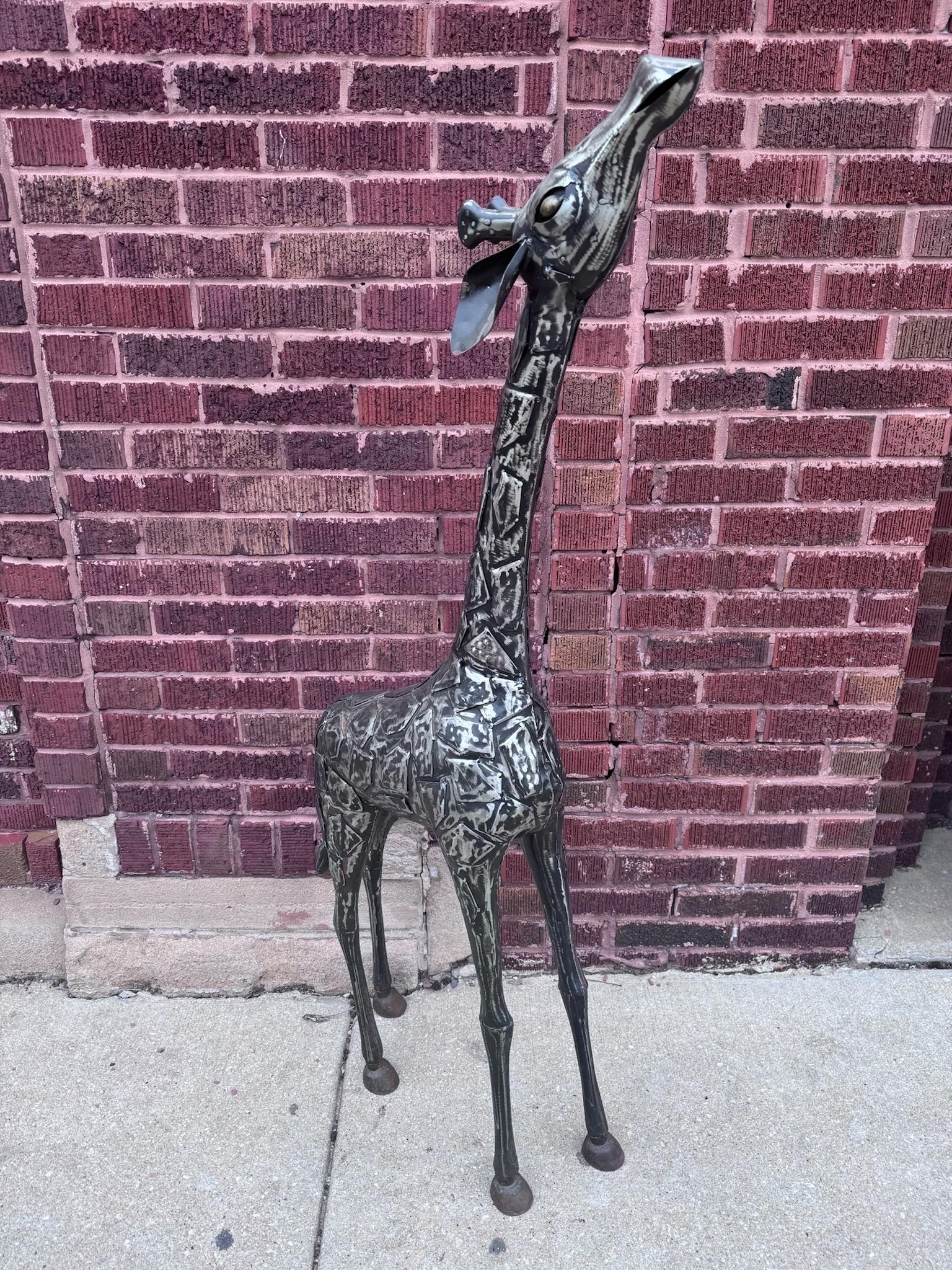 Vintage Modern Abstract Metal Matchwork Giraffe Patchwork Sculpture

Vintage d'une sculpture vintage de bébé girafe en métal patchwork, soudée, fabriquée et peinte à la main. A utiliser dans une chambre d'enfant, à l'extérieur ou pour tout amoureux