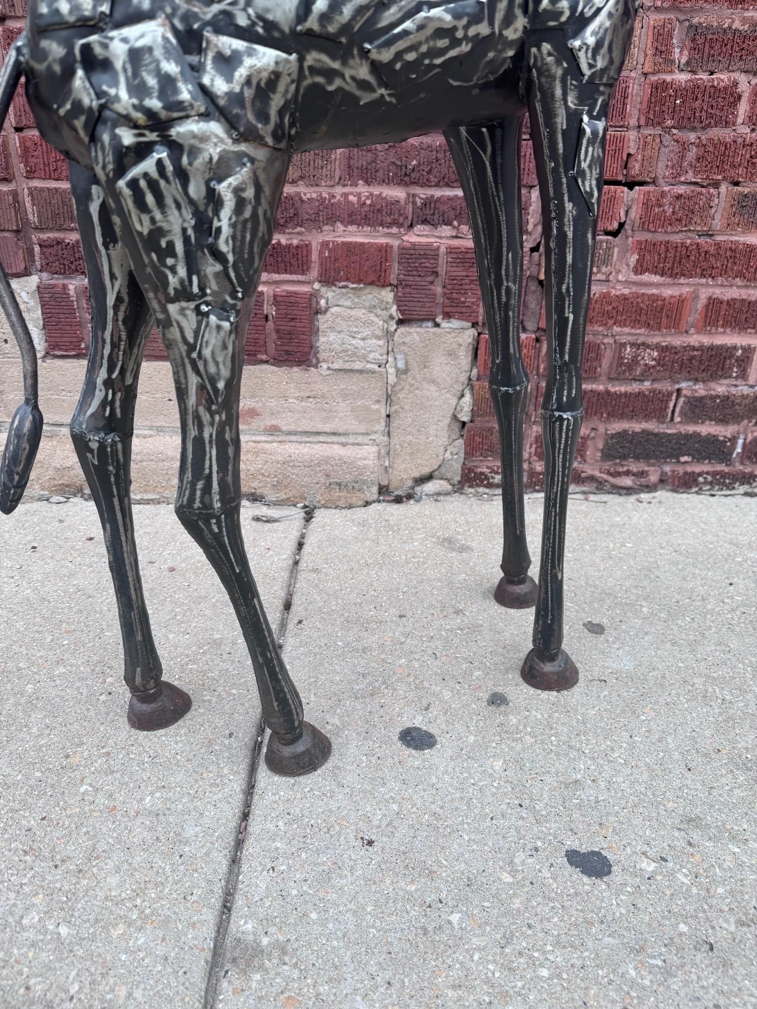 Métal Sculpture vintage moderne abstraite en métal assorti de girafe en vente